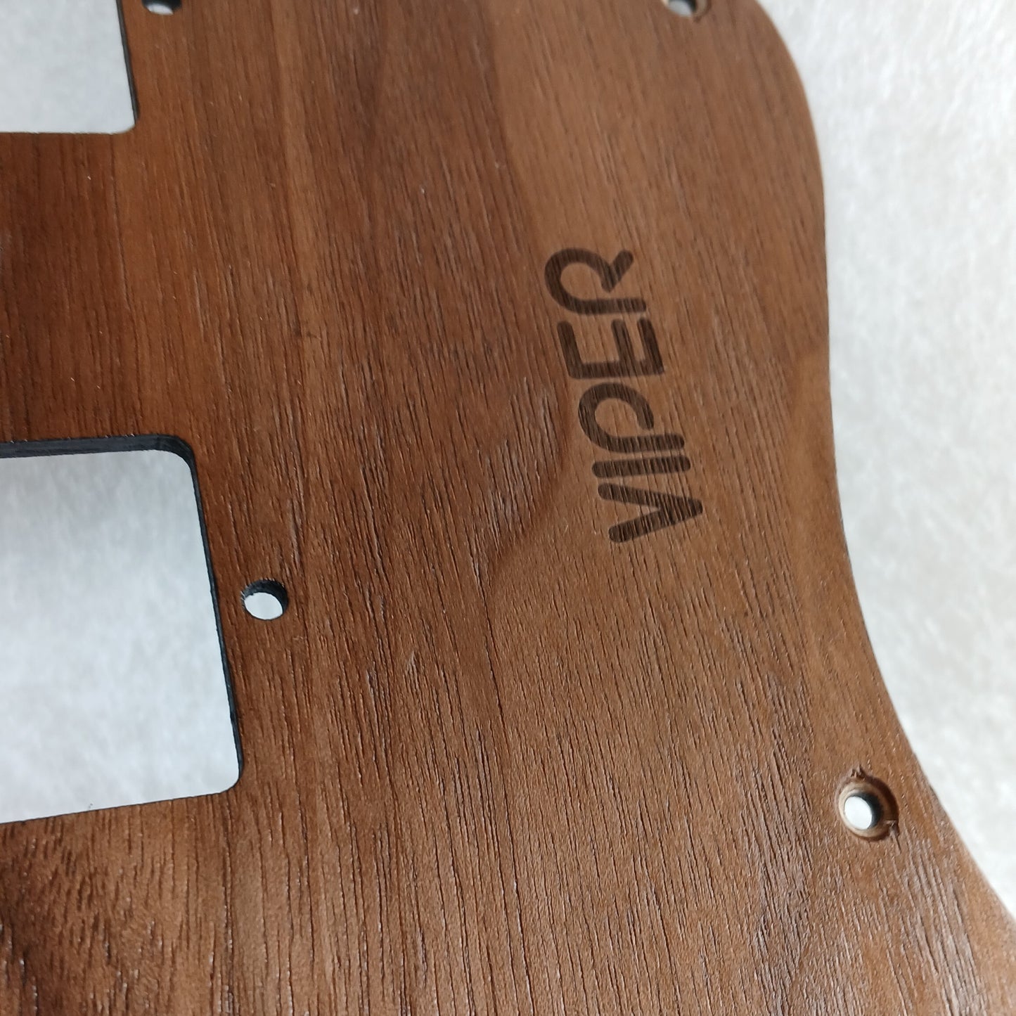 Pickguard Guitare Personnalisé – Bois et Finition au Choix