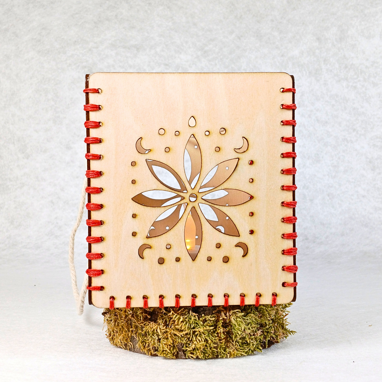 Lanterne artisanale en bois – Motif floral & lunaire