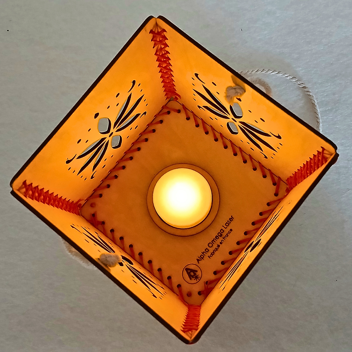 Lanterne artisanale en bois – Motif floral & lunaire