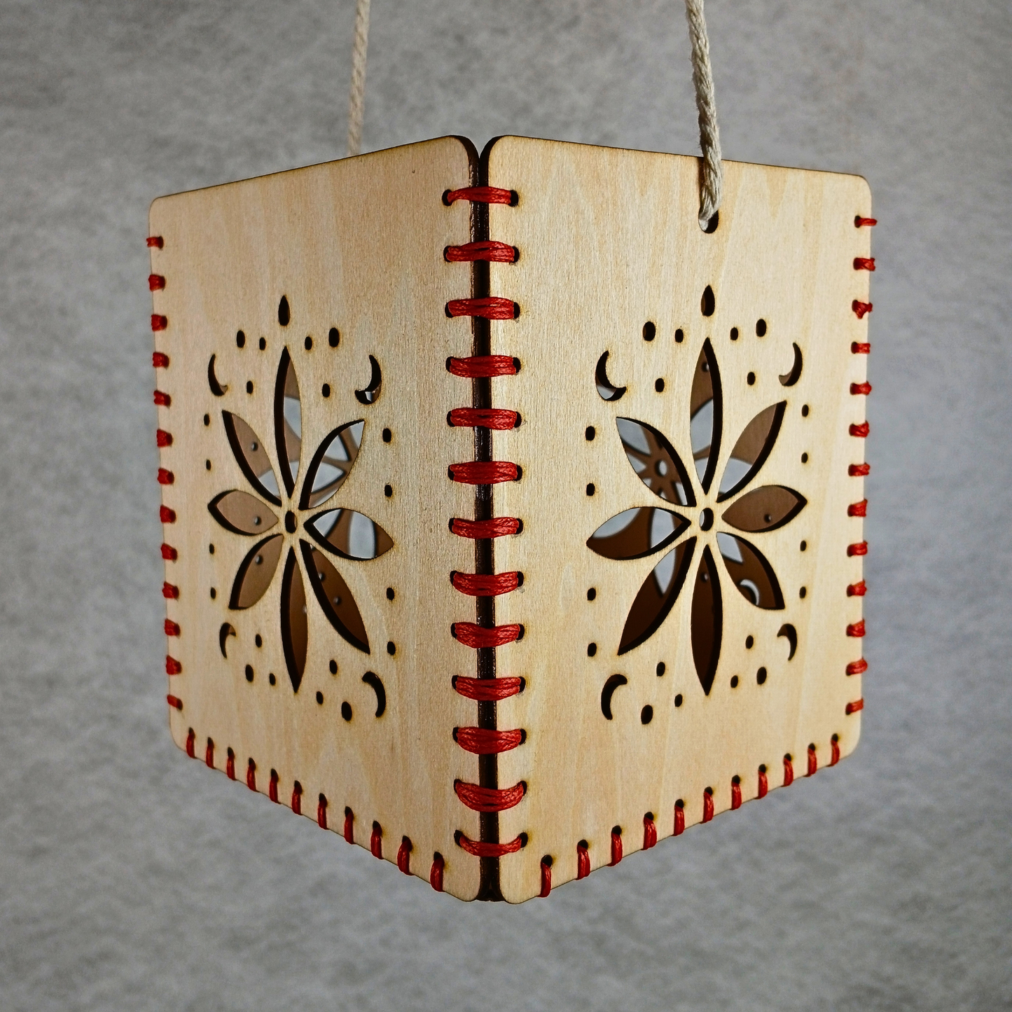 Lanterne artisanale en bois – Motif floral & lunaire