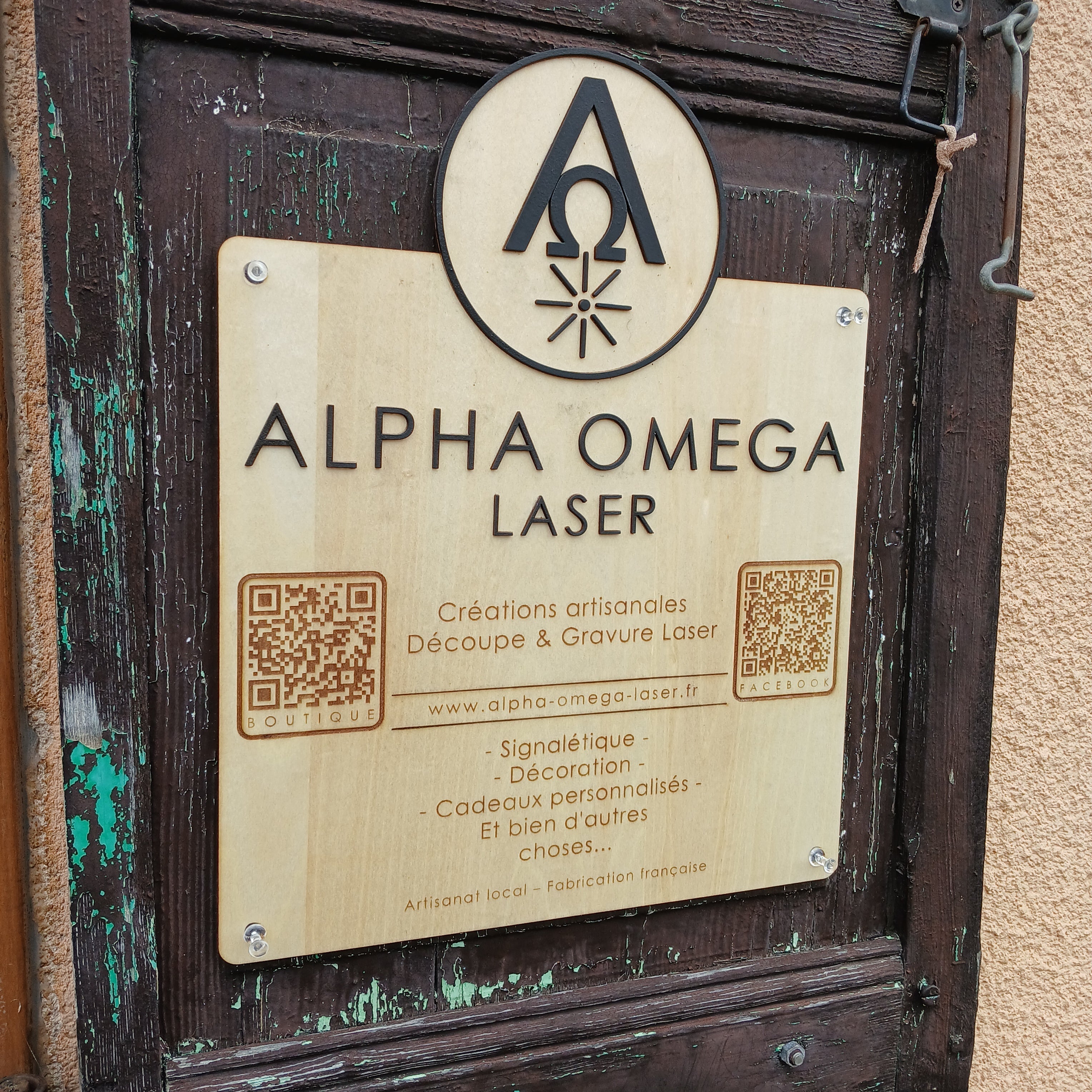Signalétique en bois gravé : comment sublimer l’identité de votre commerce ?