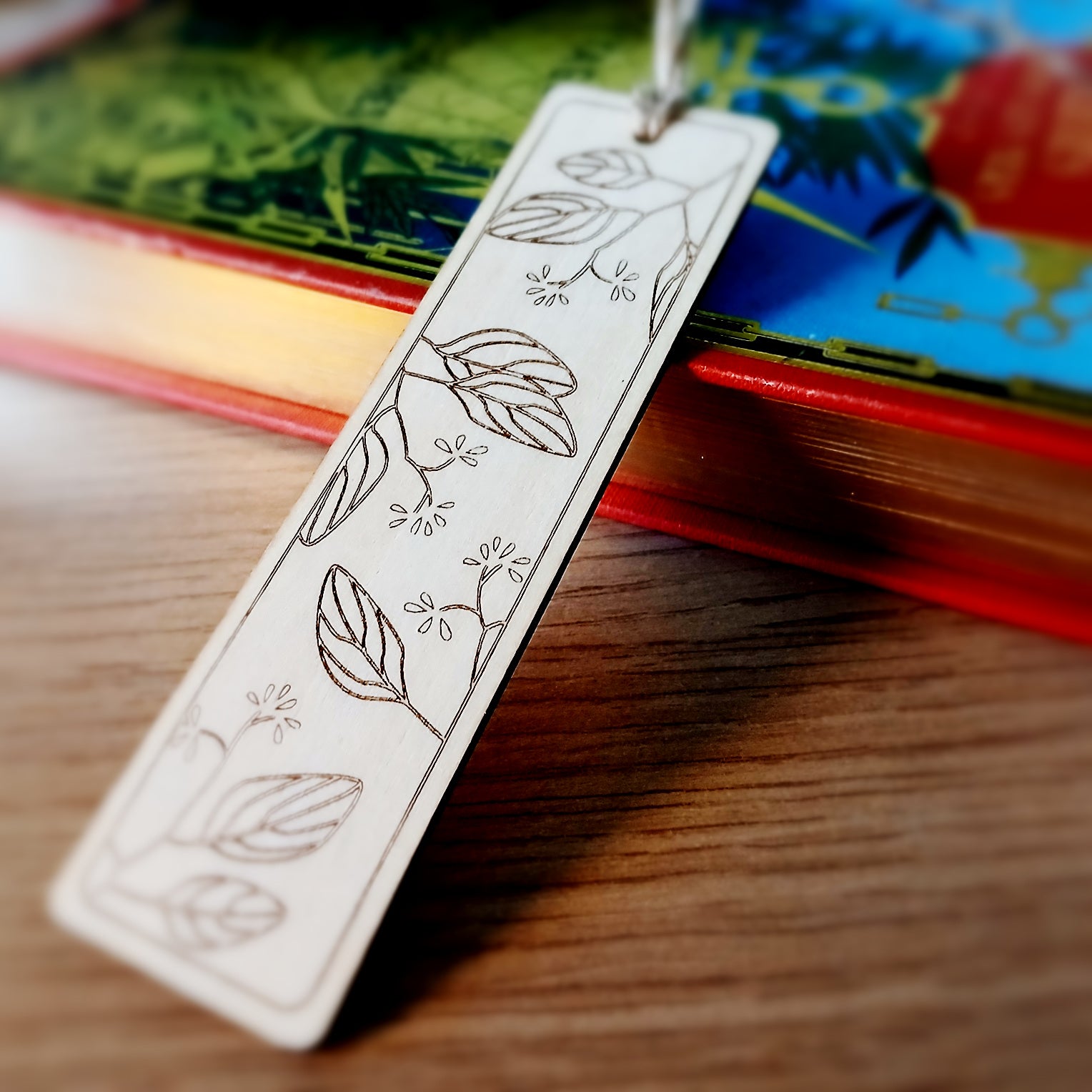 Marque-page artisanal en bois gravé