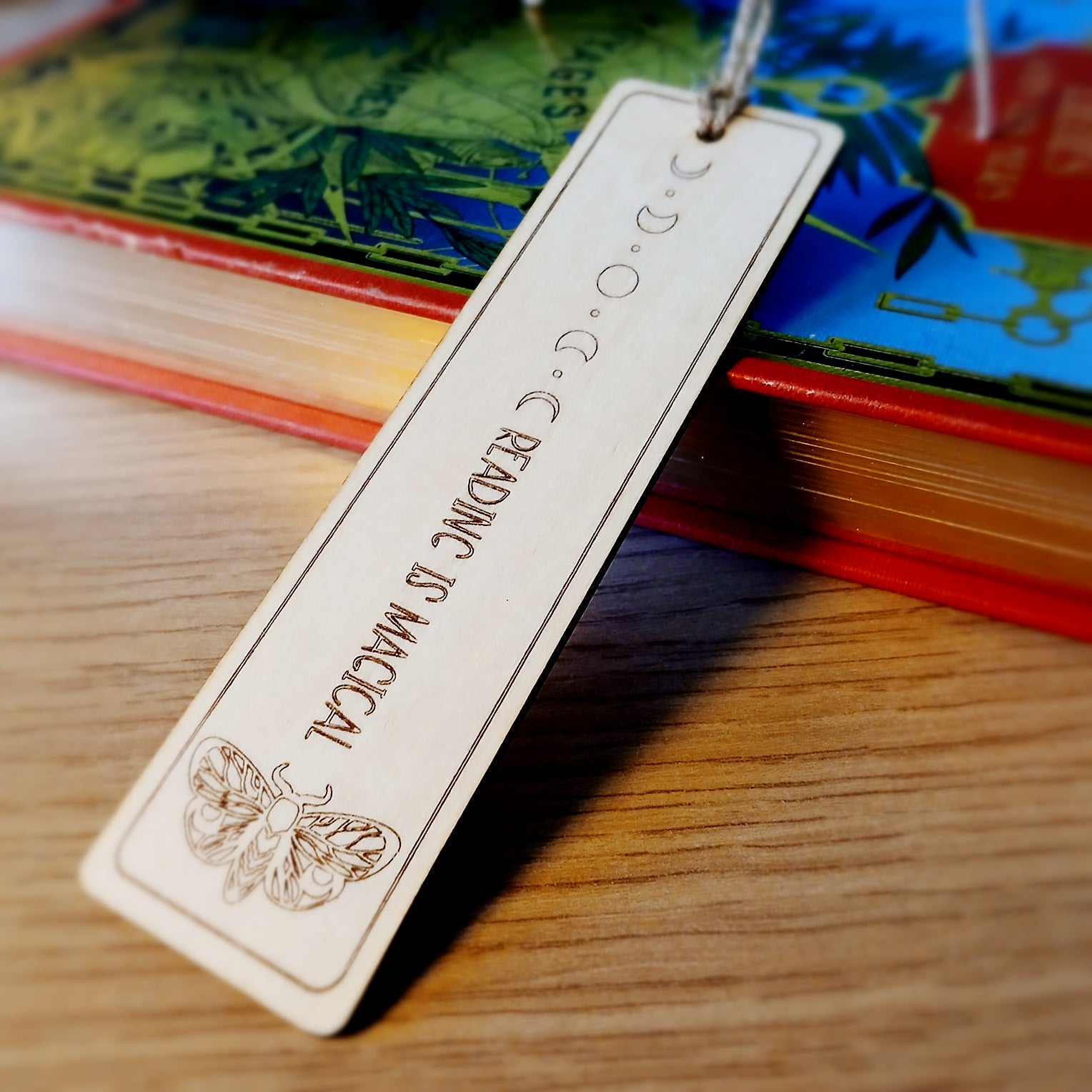 Marque-page artisanal en bois gravé