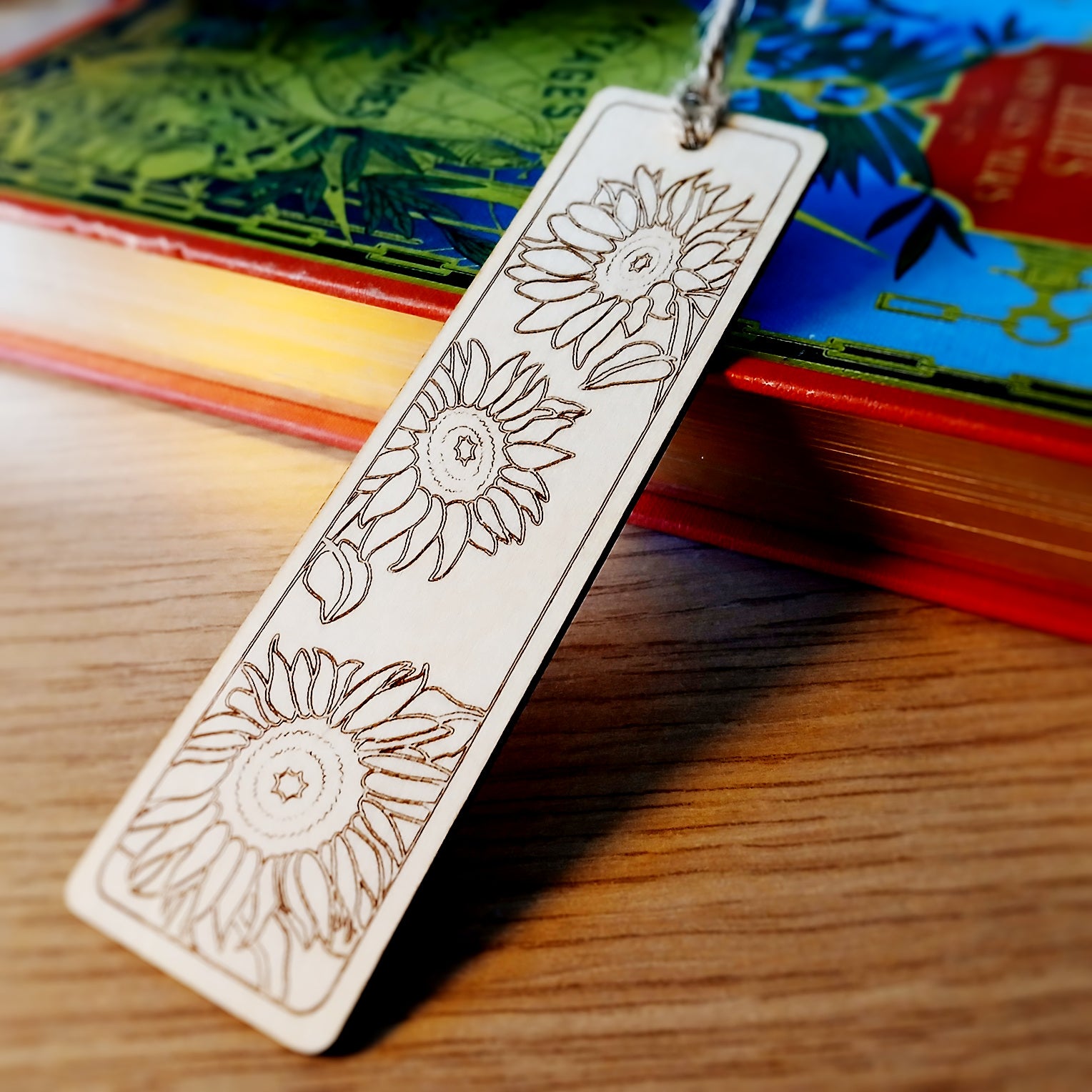 Marque-page artisanal en bois gravé