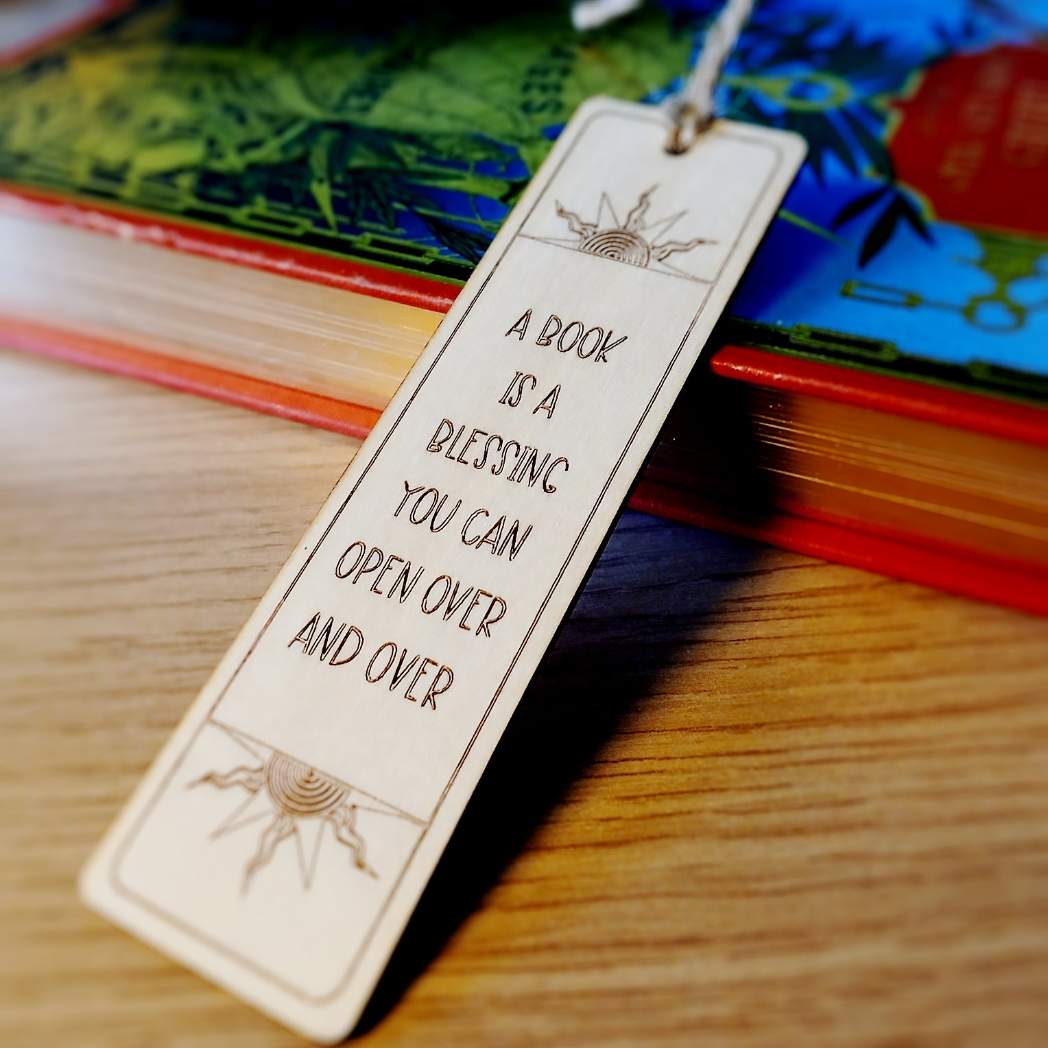 Marque-page artisanal en bois gravé