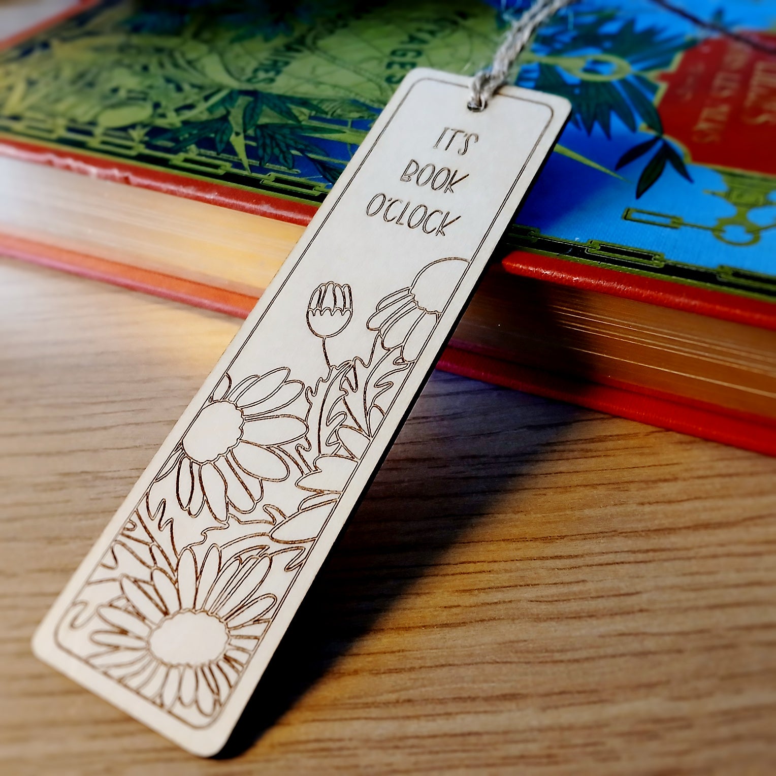 Marque-page artisanal en bois gravé
