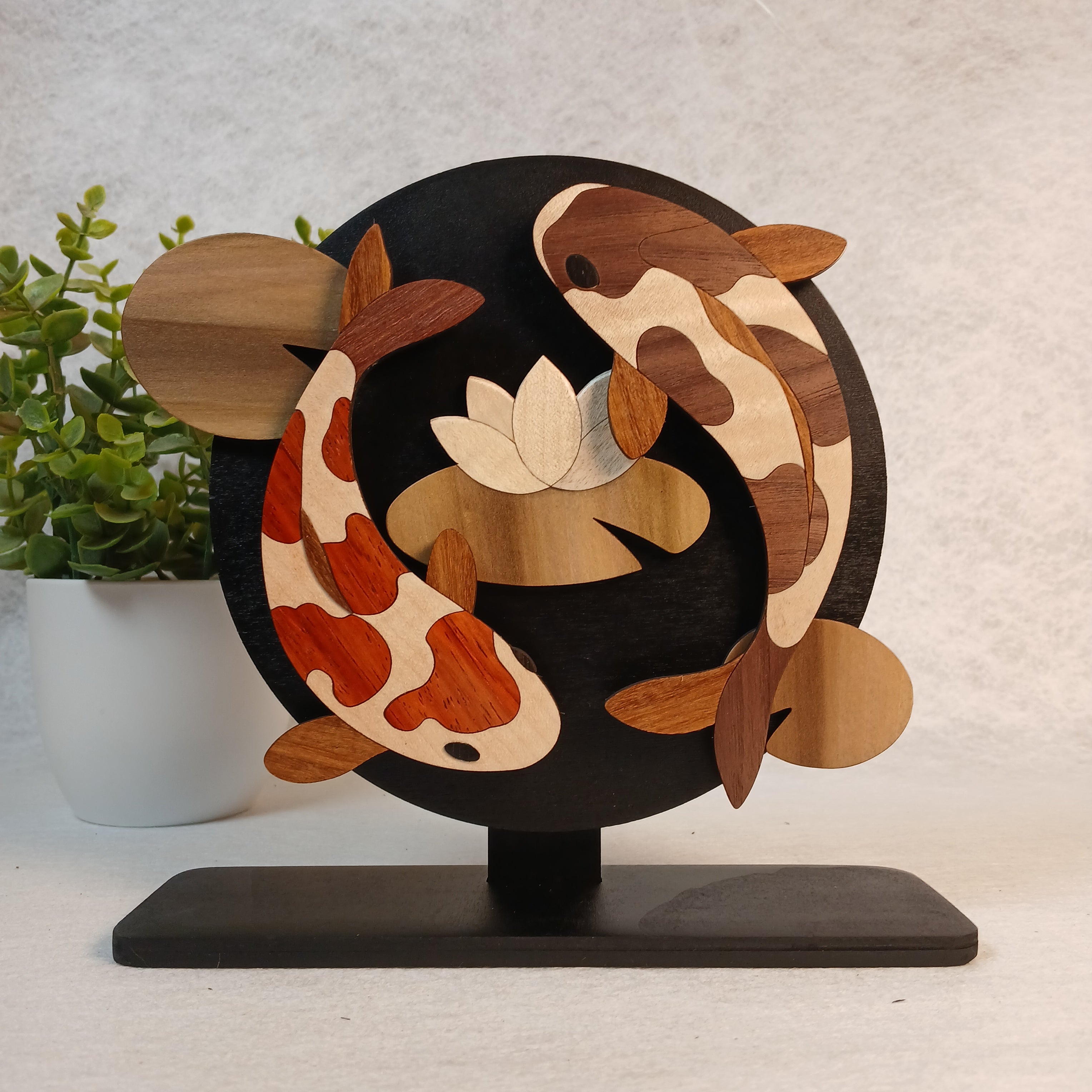 Sculpture murale en marqueterie, Carpes Koï et nénuphar