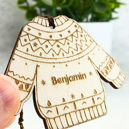 Pull de Noël personnalisé en bois – Décoration unique pour sapin