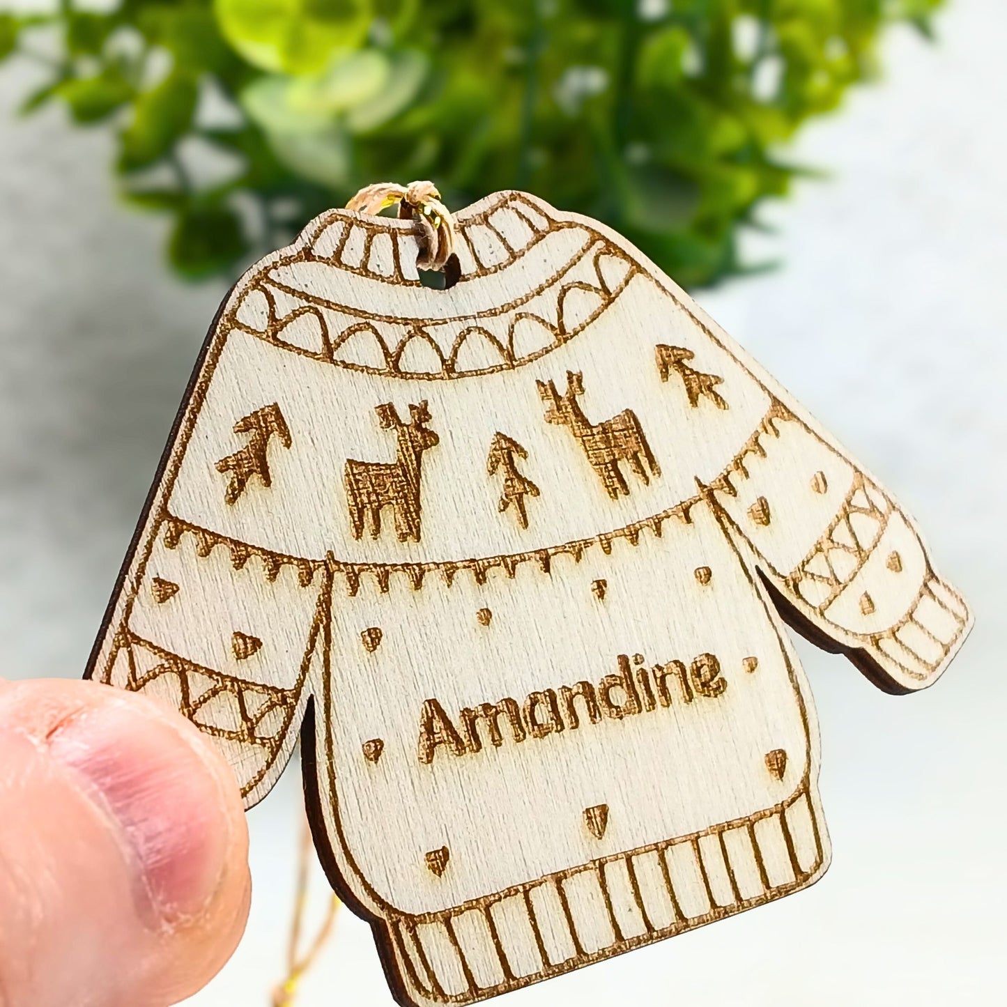 Pull de Noël personnalisé en bois – Décoration unique pour sapin