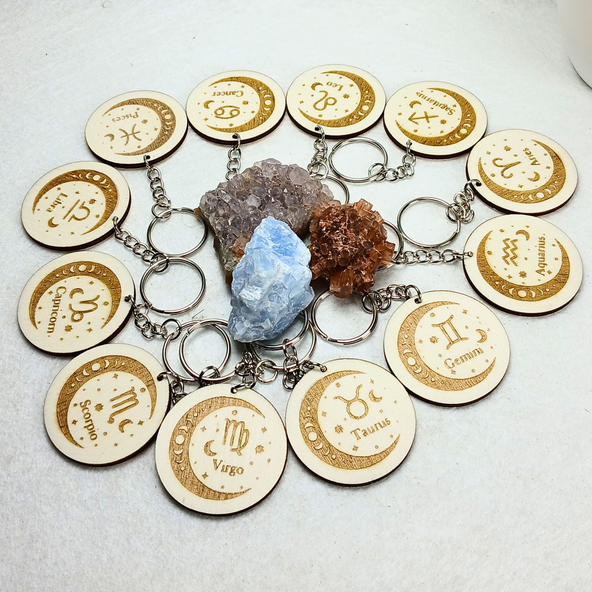Porte-clés astrologique en bois gravé