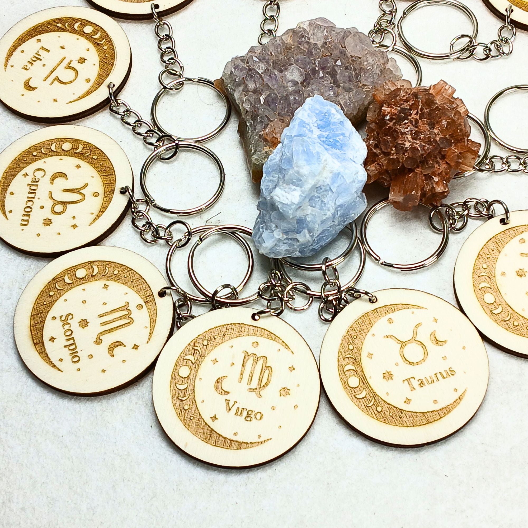 Porte-clés astrologique en bois gravé