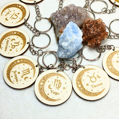 Porte-clés astrologique en bois gravé