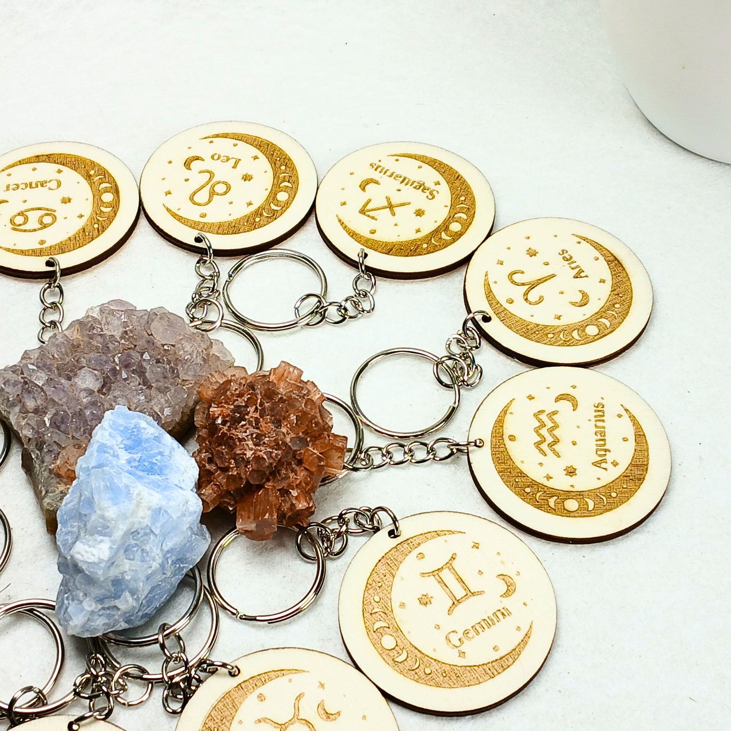Porte-clés astrologique en bois gravé