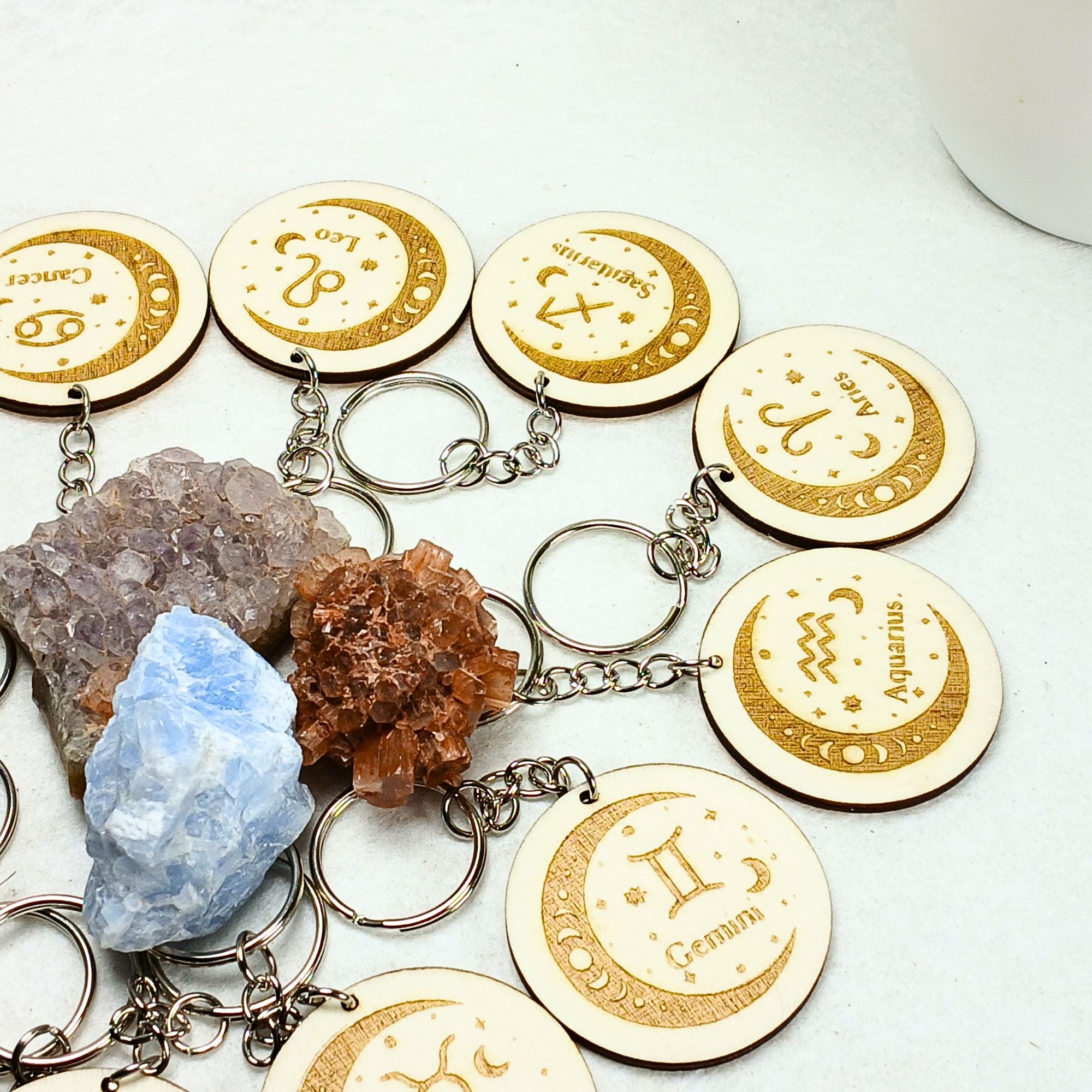 Porte-clés astrologique en bois gravé