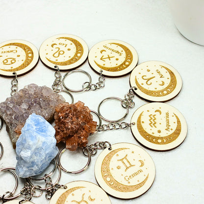 Porte-clés astrologique en bois gravé