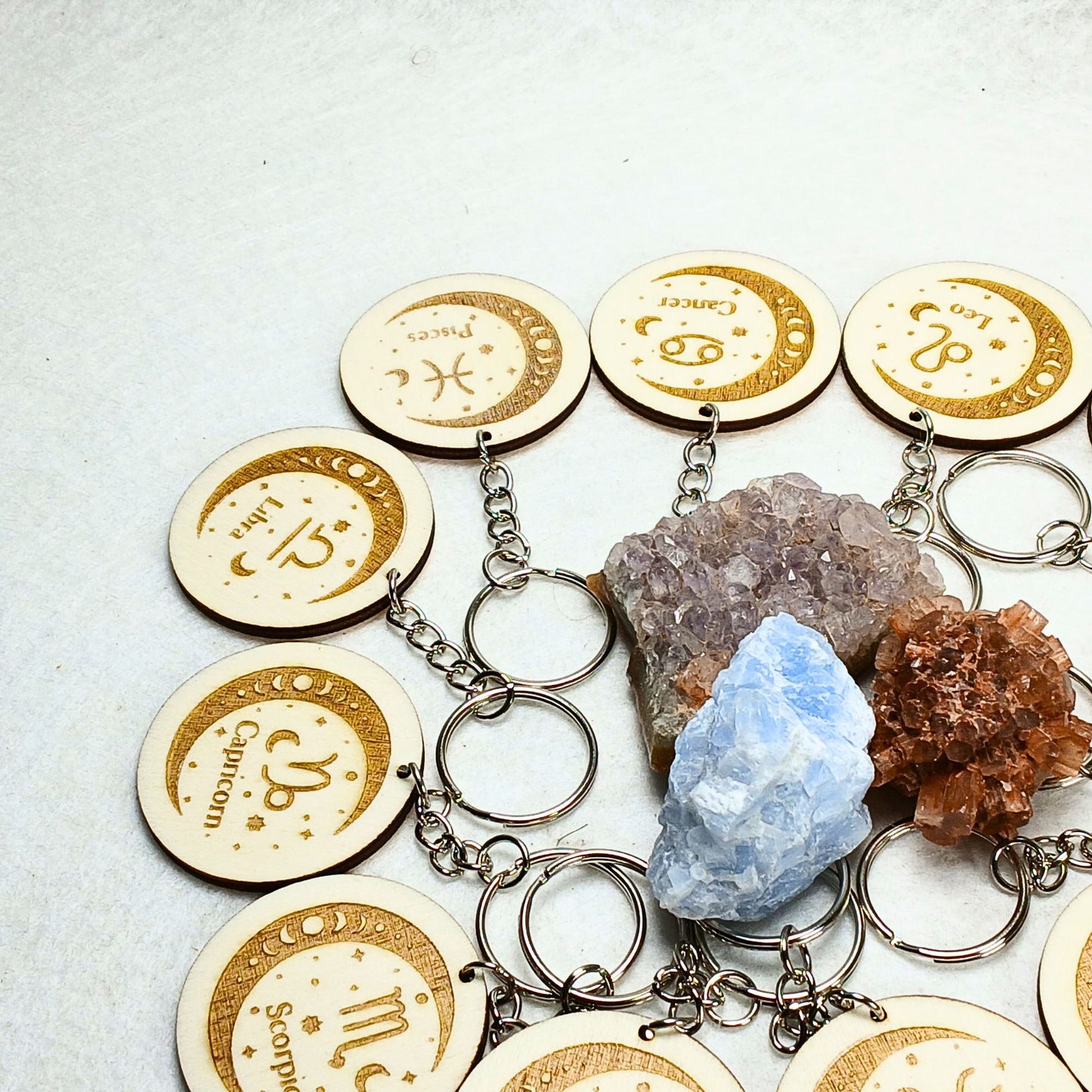 Porte-clés astrologique en bois gravé