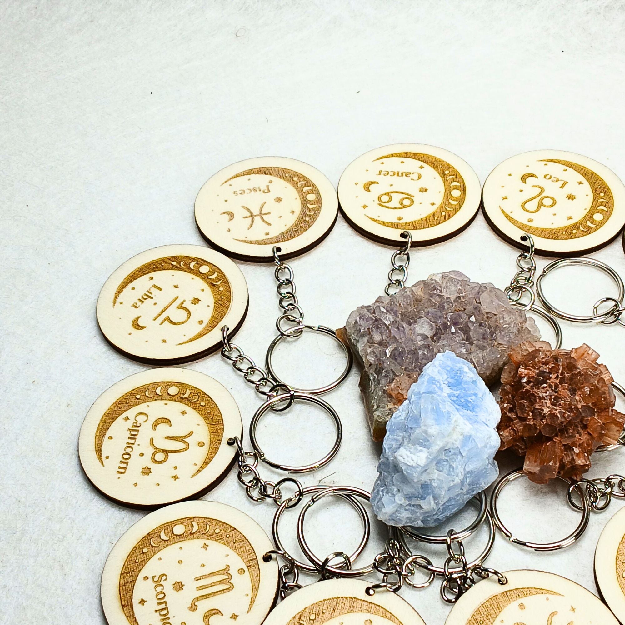 Porte-clés astrologique en bois gravé