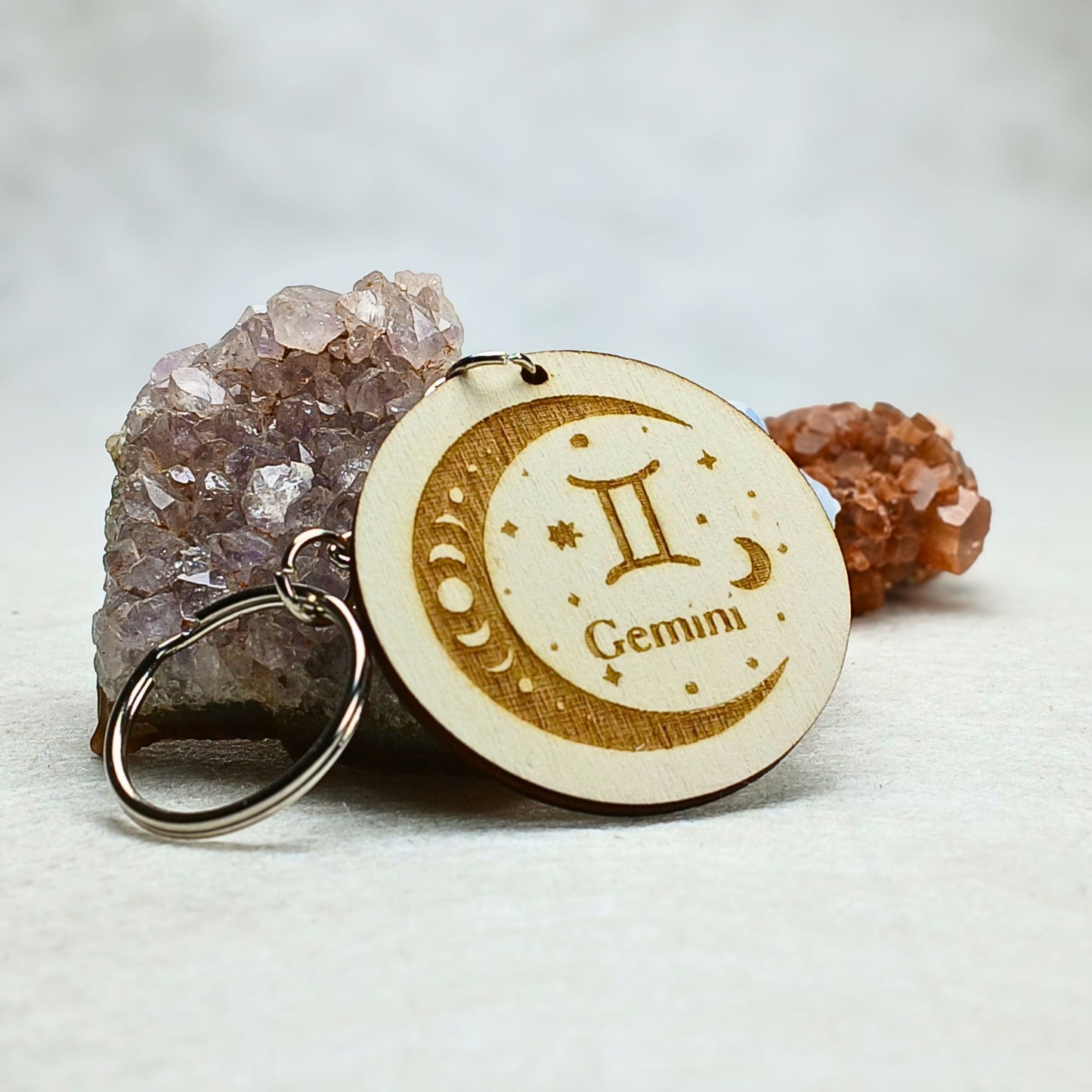 Porte-clés astrologique en bois gravé