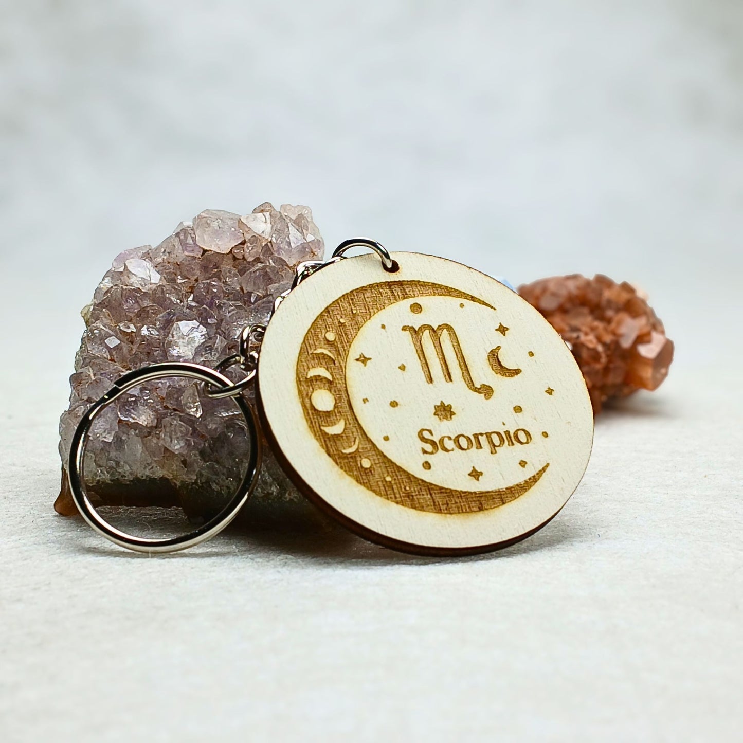 Porte-clés astrologique en bois gravé