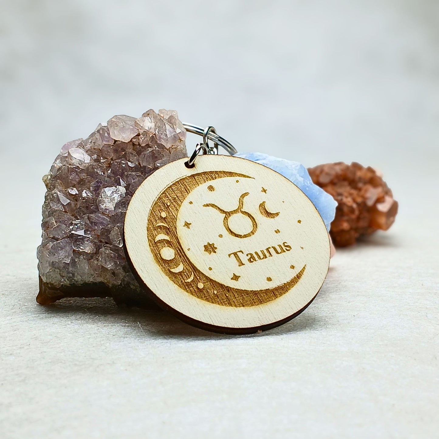 Porte-clés astrologique en bois gravé