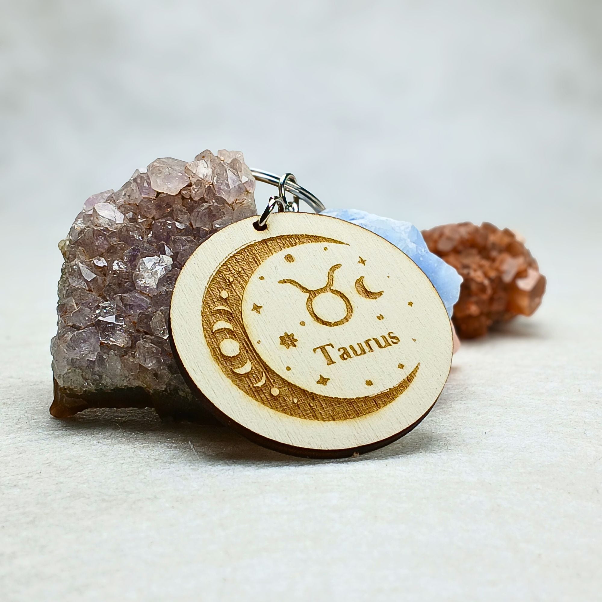 Porte-clés astrologique en bois gravé