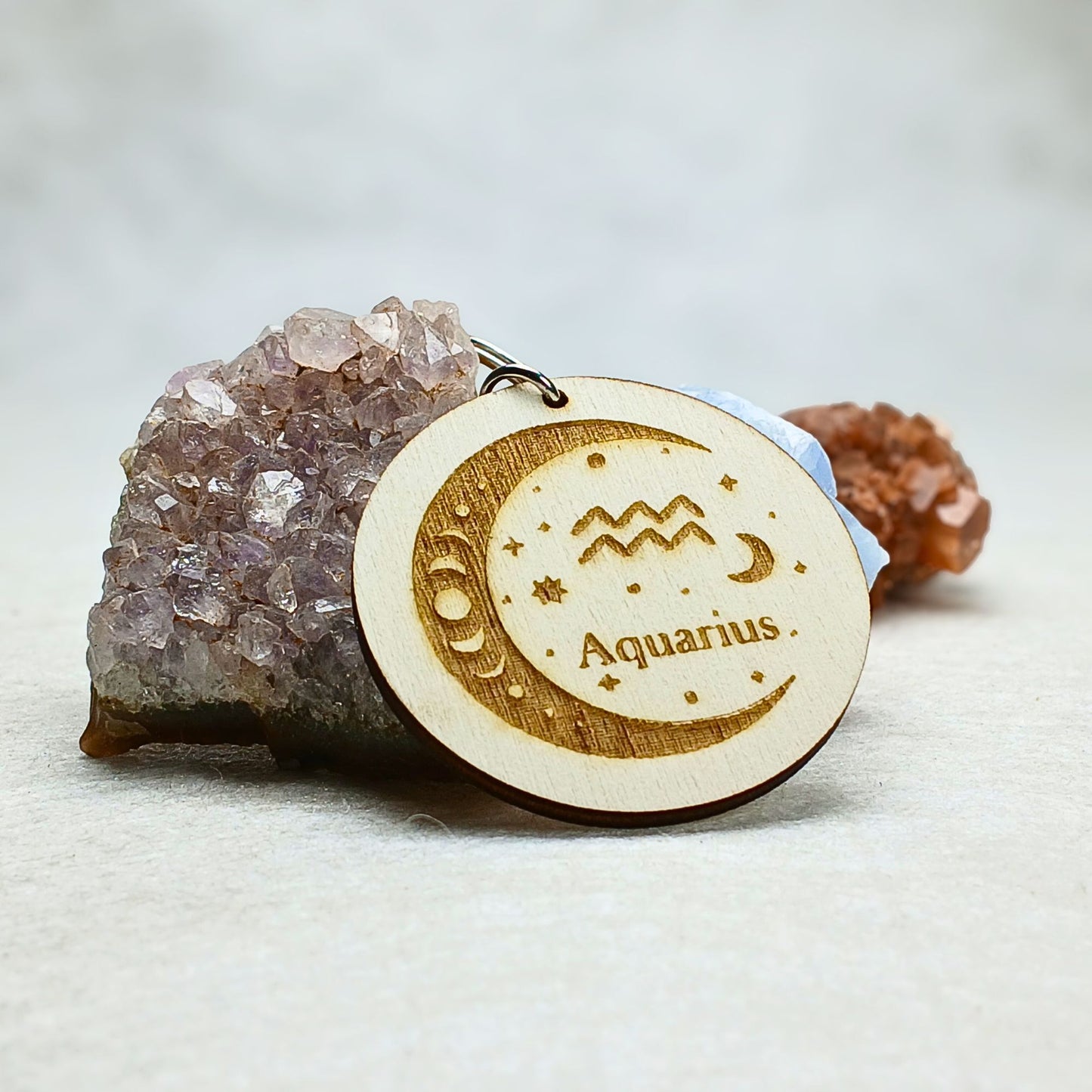 Porte-clés astrologique en bois gravé