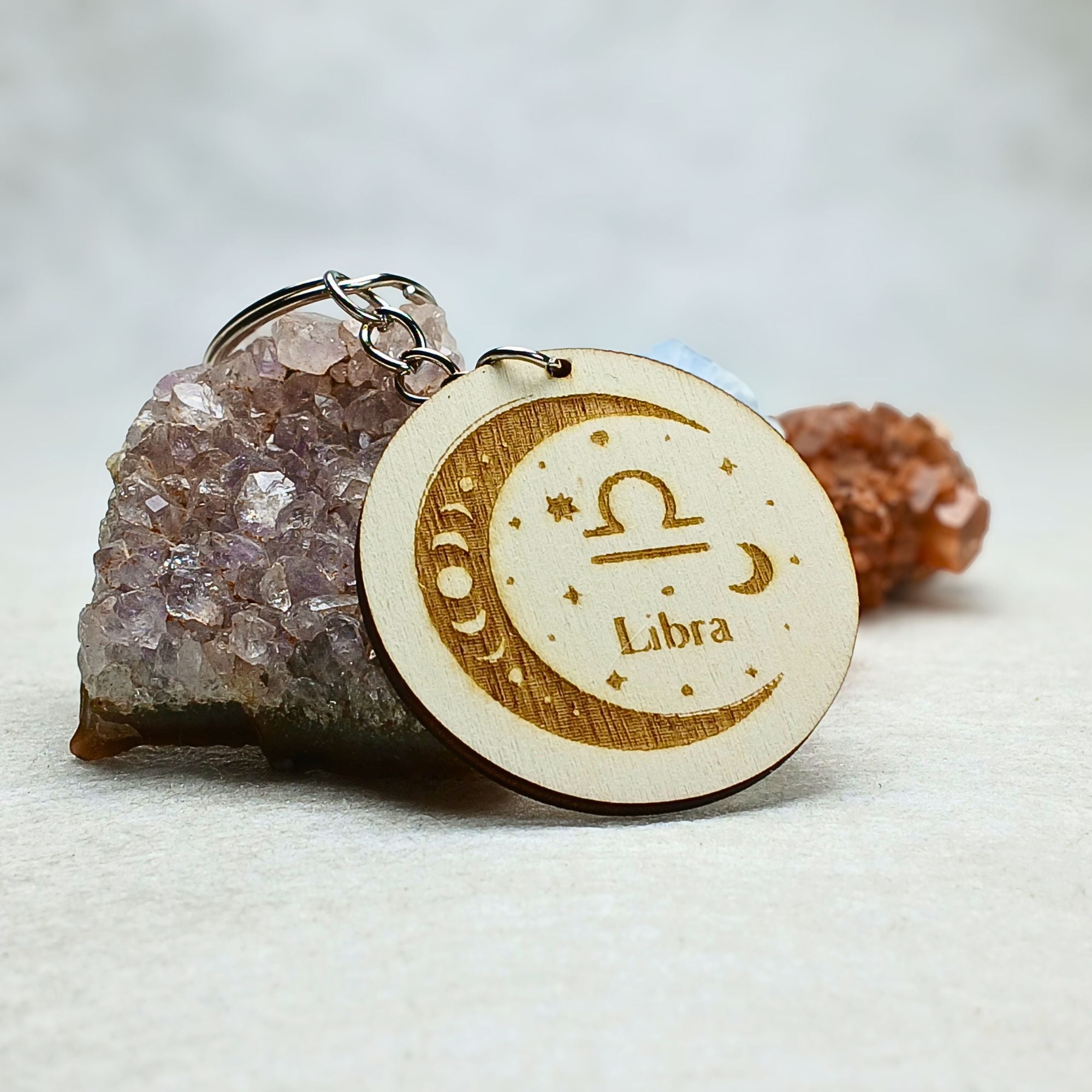 Porte-clés astrologique en bois gravé