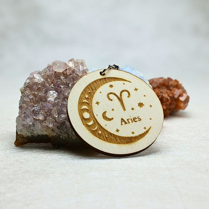 Porte-clés astrologique en bois gravé