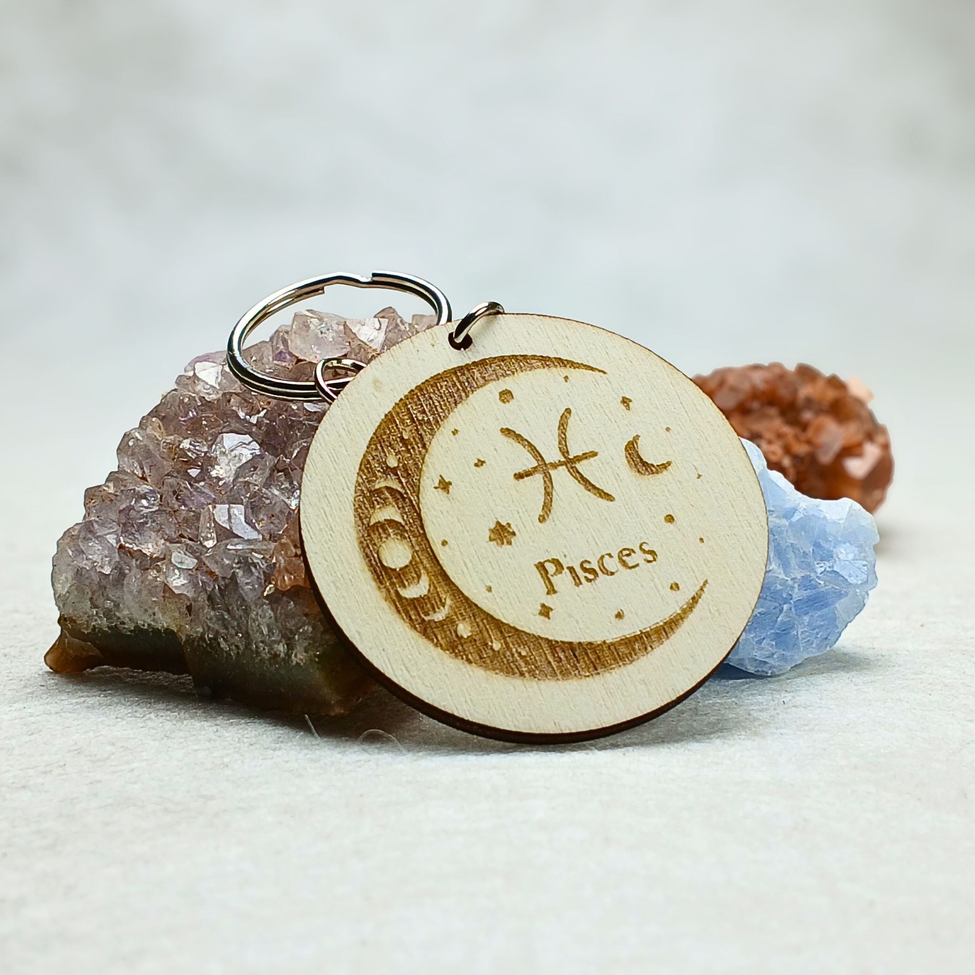 Porte-clés astrologique en bois gravé