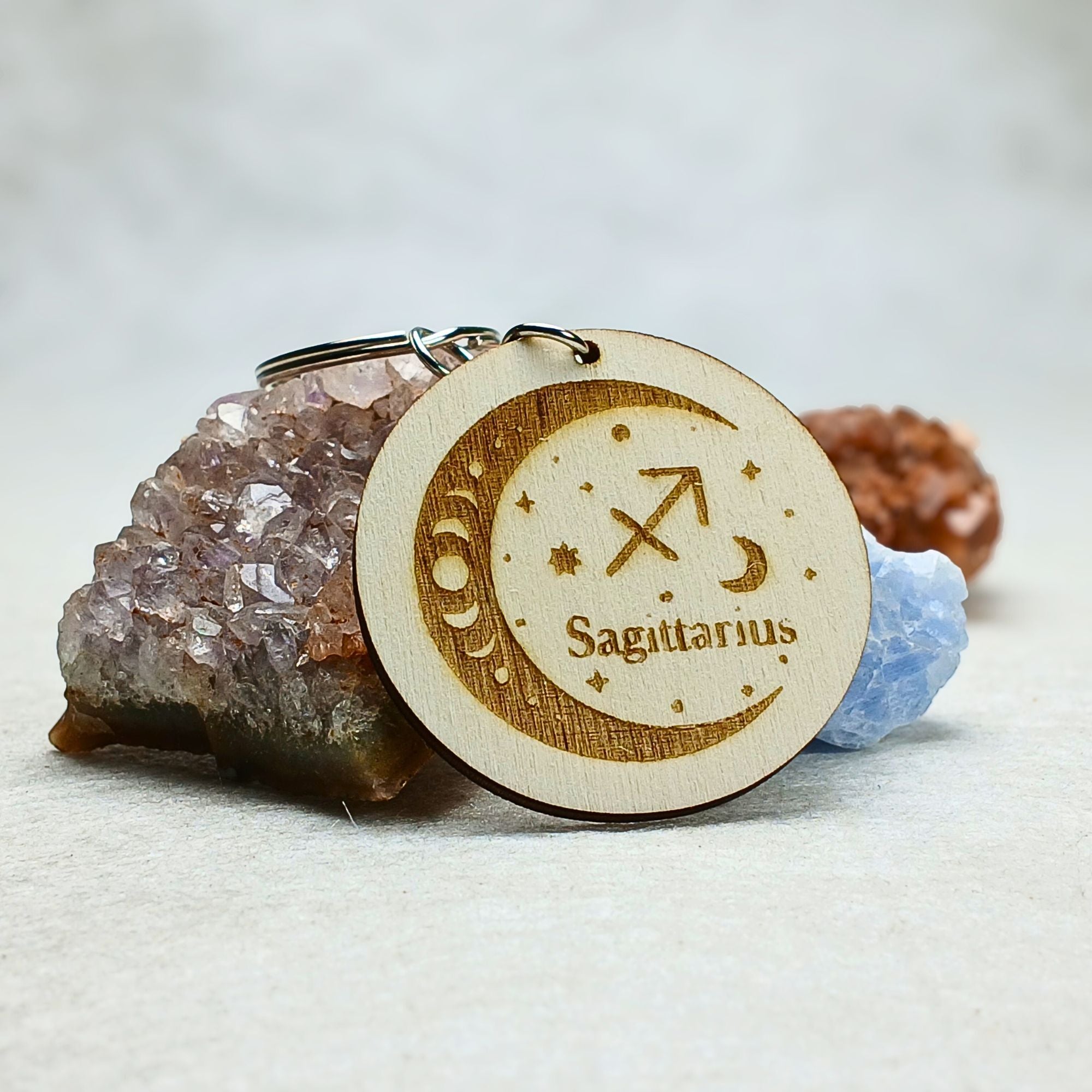 Porte-clés astrologique en bois gravé