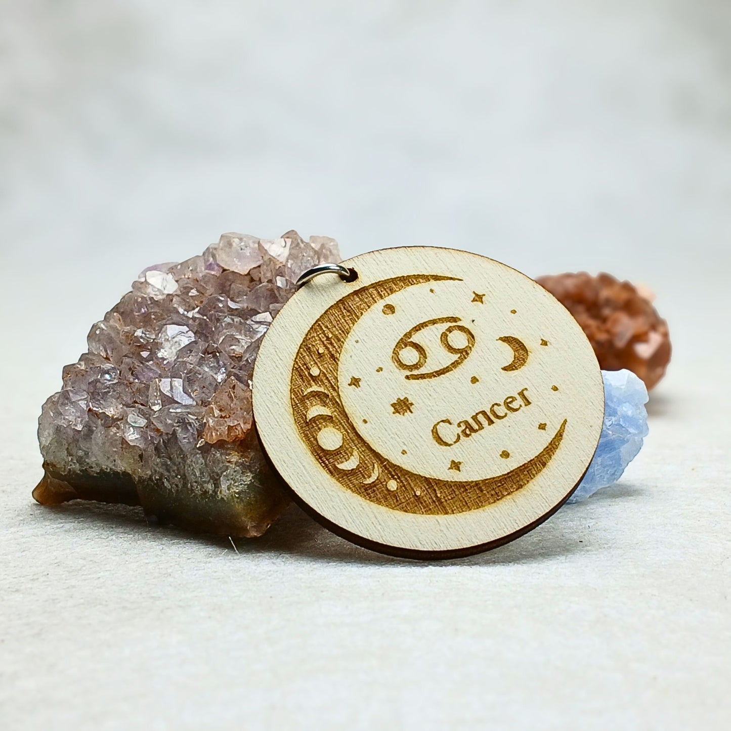 Porte-clés astrologique en bois gravé