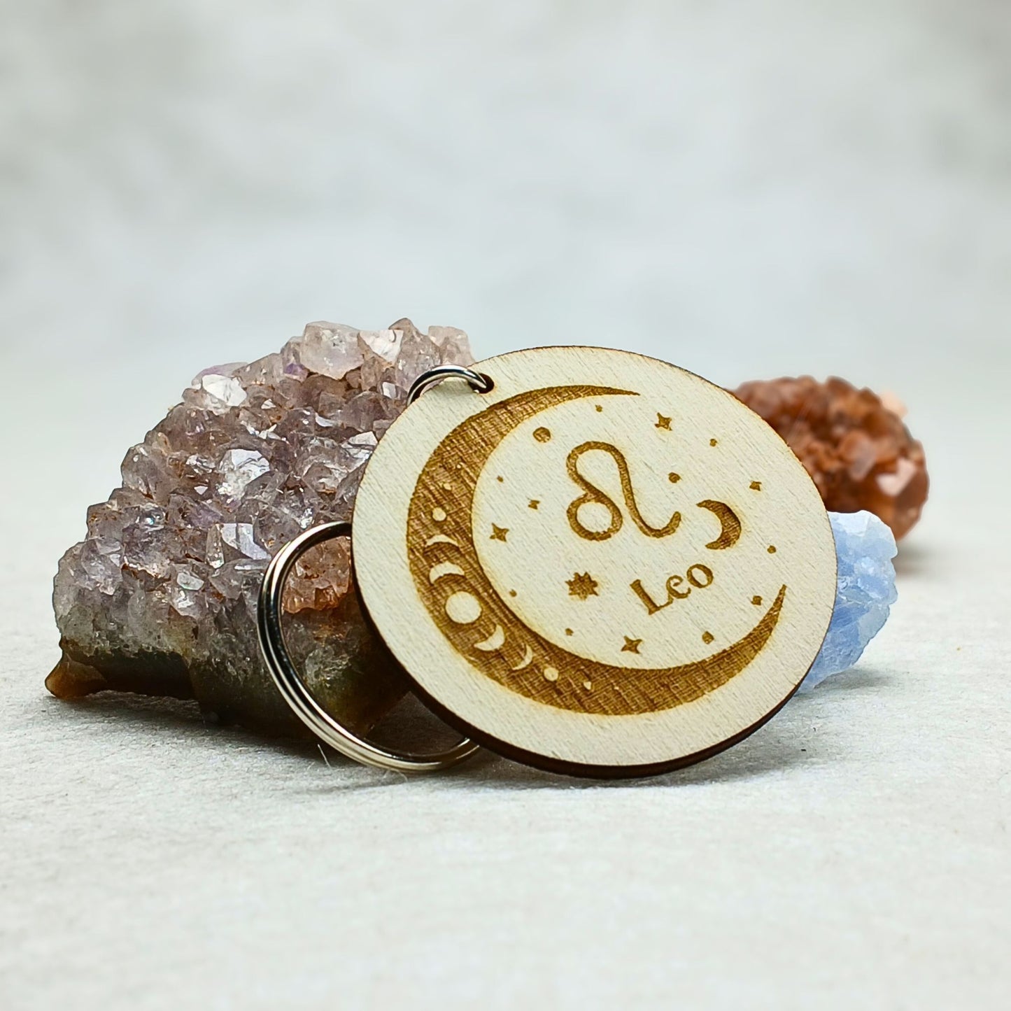 Porte-clés astrologique en bois gravé