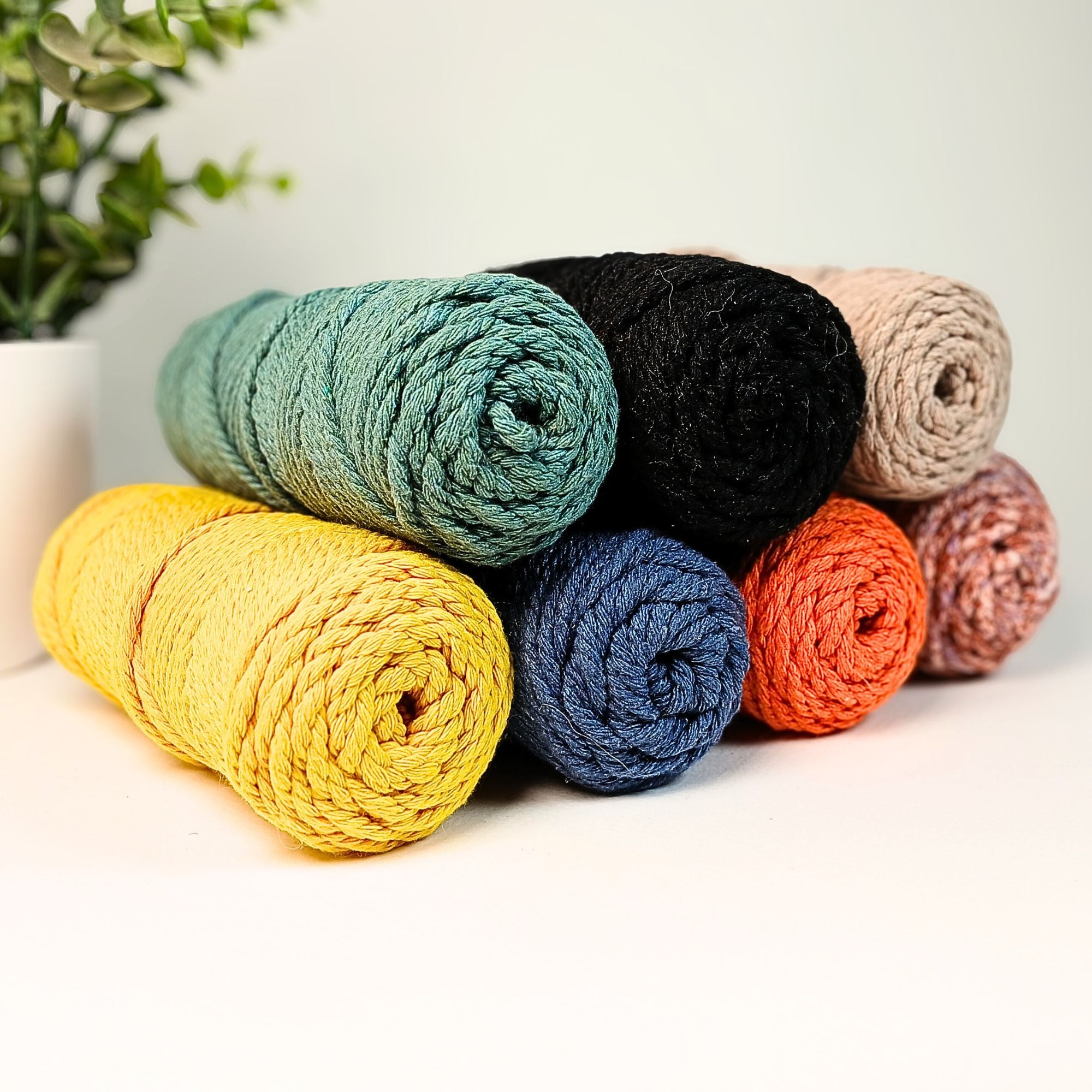 Porte-clés en macramé avec médaillon en bois.