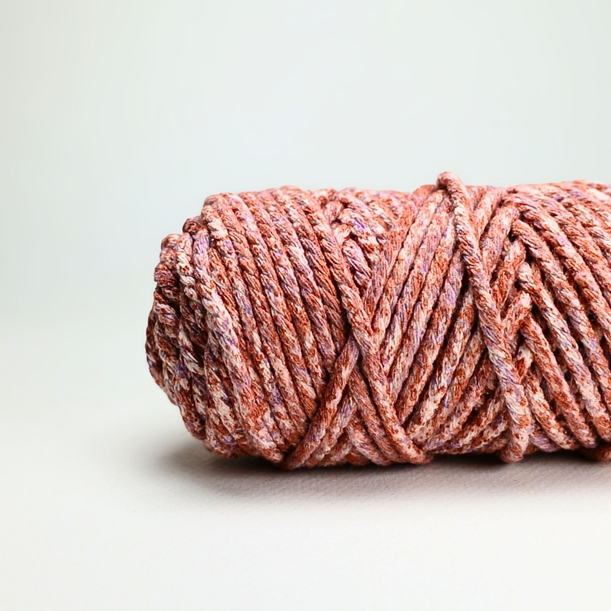 Porte-clés en macramé avec médaillon en bois.