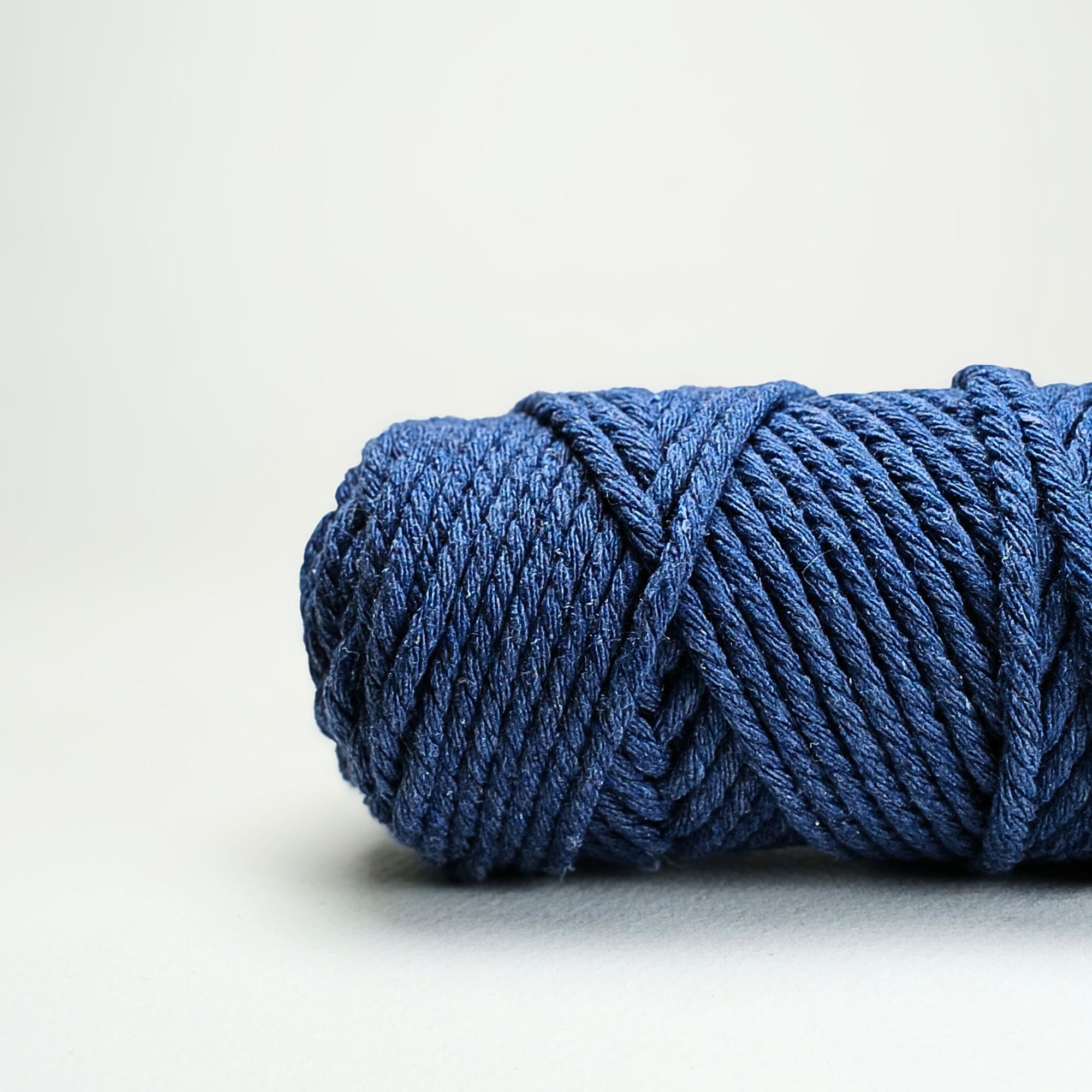 Porte-clés en macramé avec médaillon en bois.
