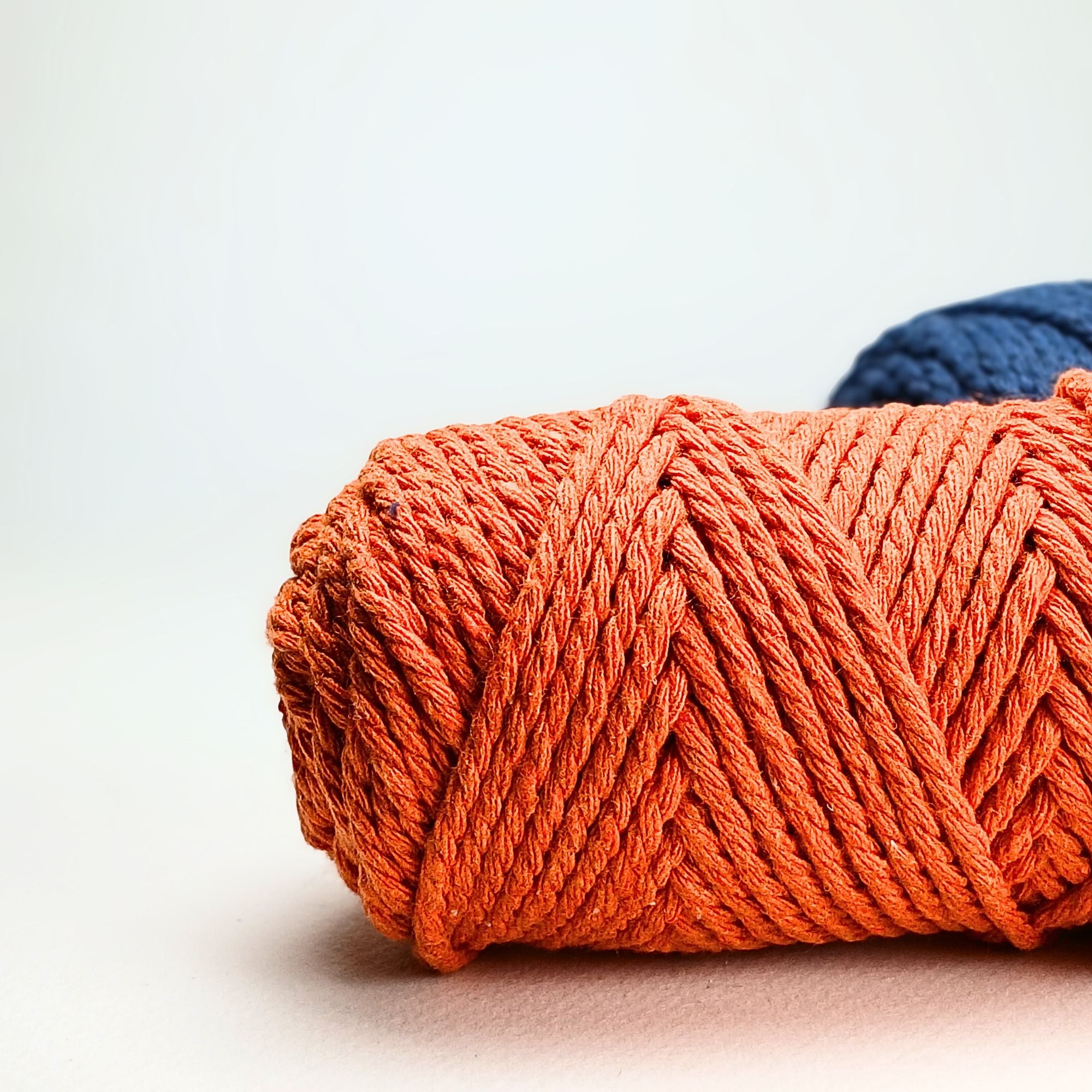 Porte-clés en macramé avec médaillon en bois.