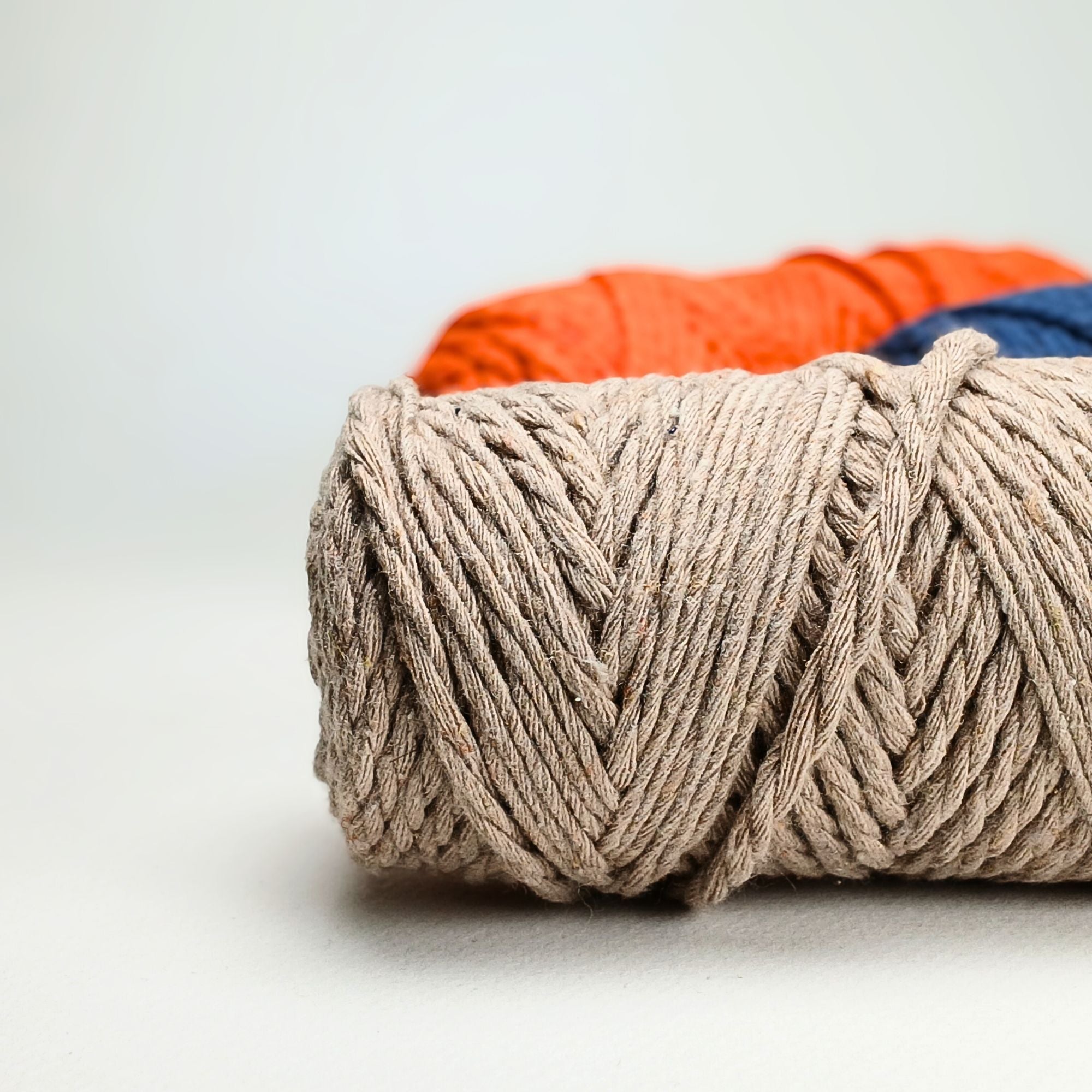Porte-clés en macramé avec médaillon en bois.