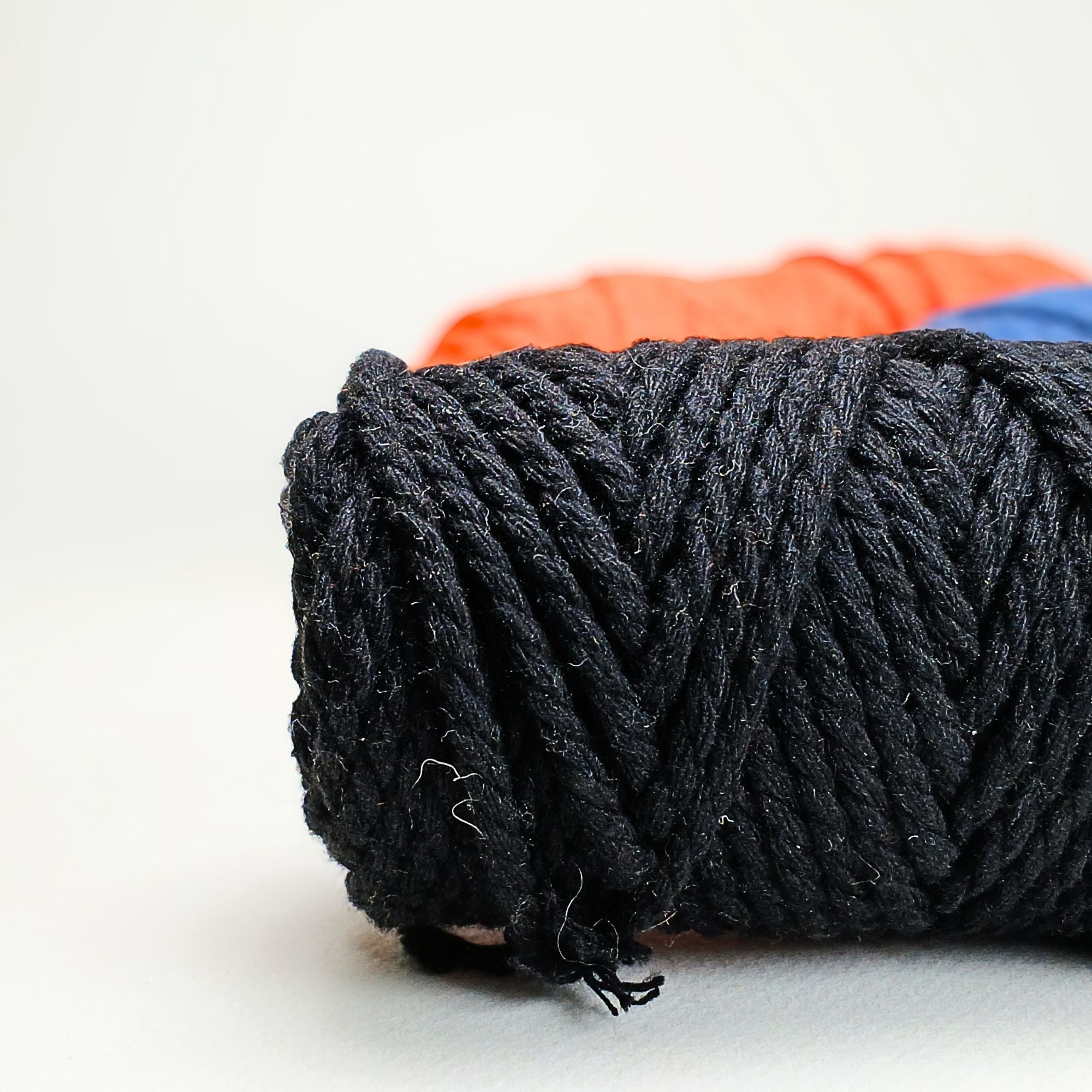 Porte-clés en macramé avec médaillon en bois.