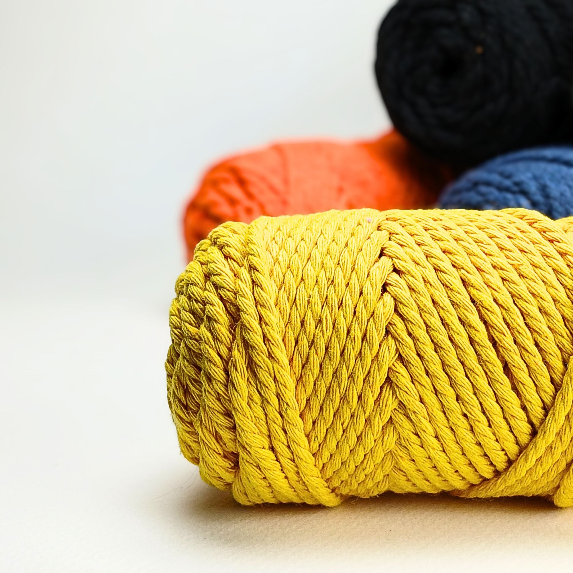 Porte-clés en macramé avec médaillon en bois.