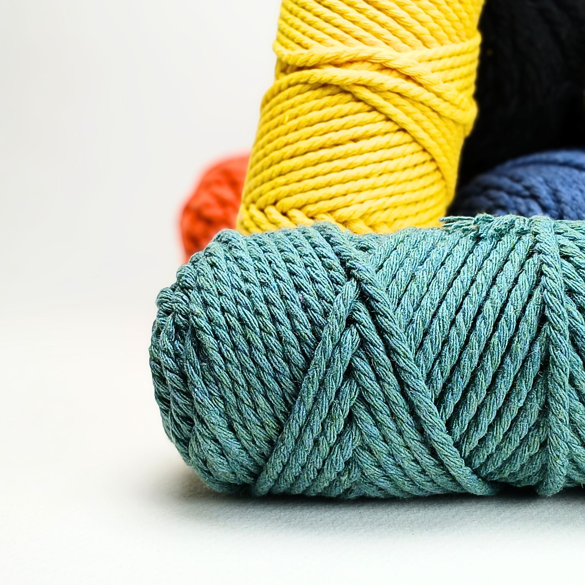 Porte-clés en macramé avec médaillon en bois.