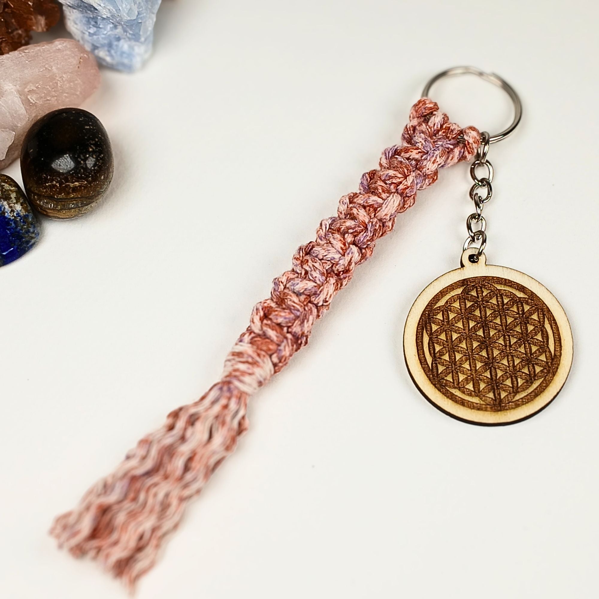 Porte-clés en macramé avec médaillon en bois.