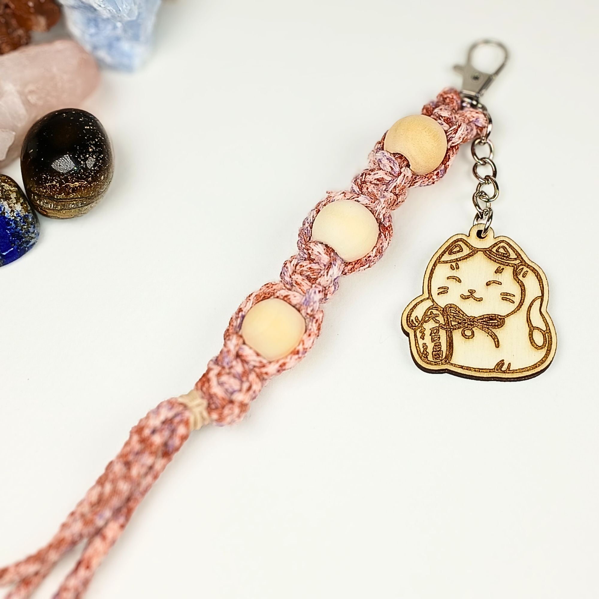 Porte-clés en macramé avec médaillon en bois.