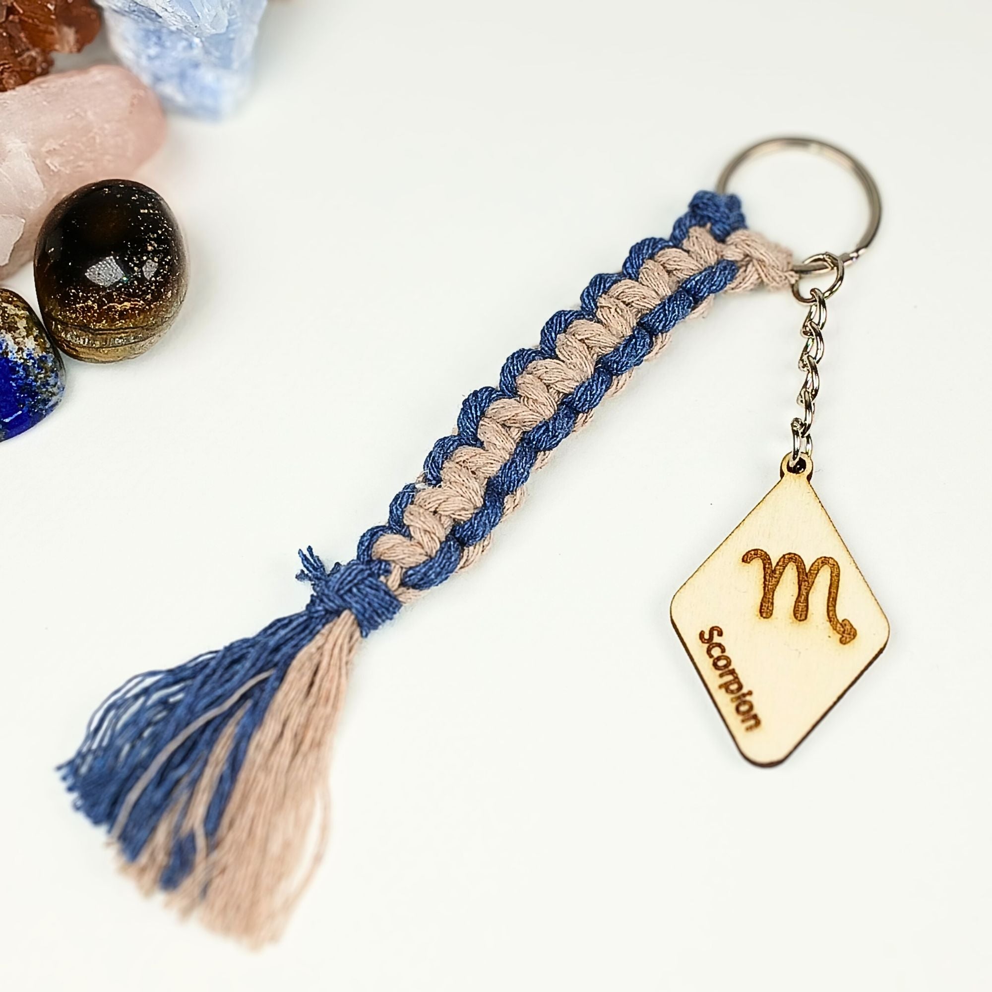 Porte-clés en macramé avec médaillon en bois.