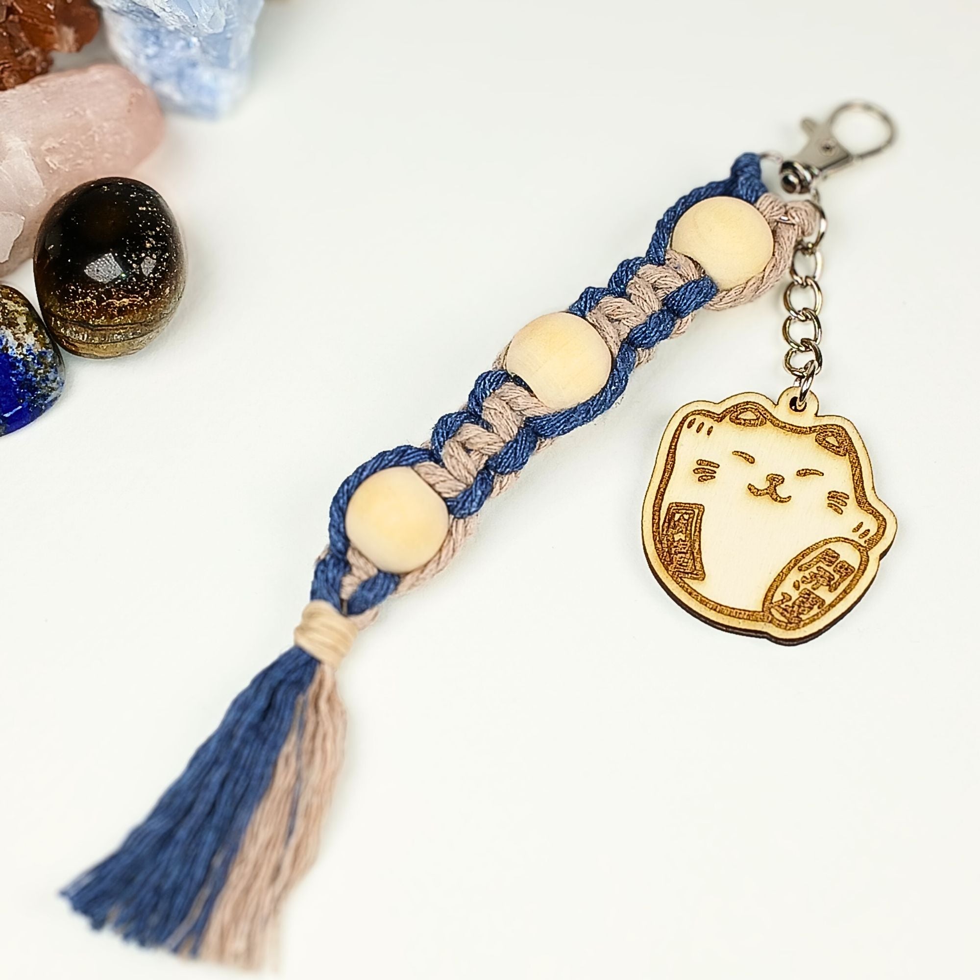 Porte-clés en macramé avec médaillon en bois.