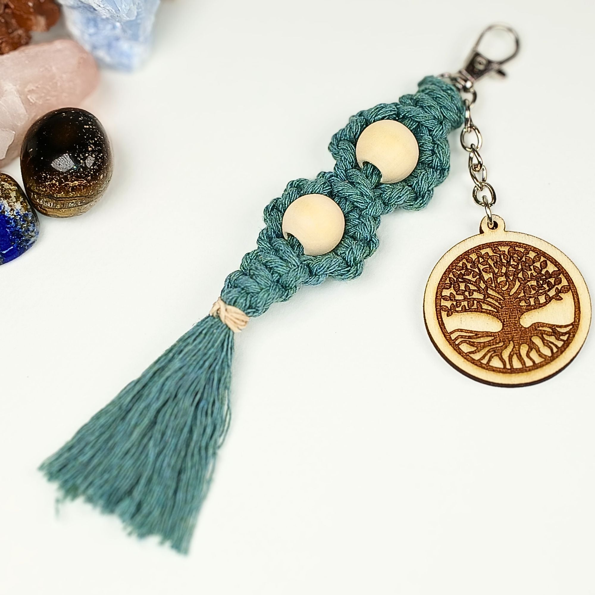 Porte-clés en macramé avec médaillon en bois.