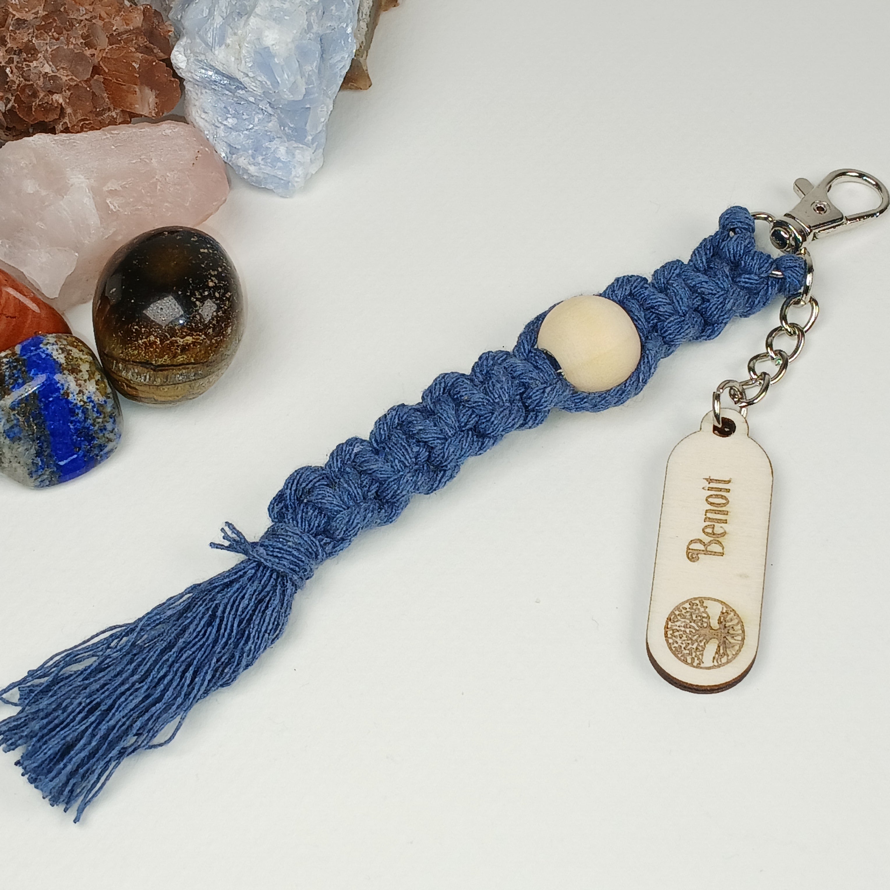 Porte-clés en macramé avec médaillon en bois.