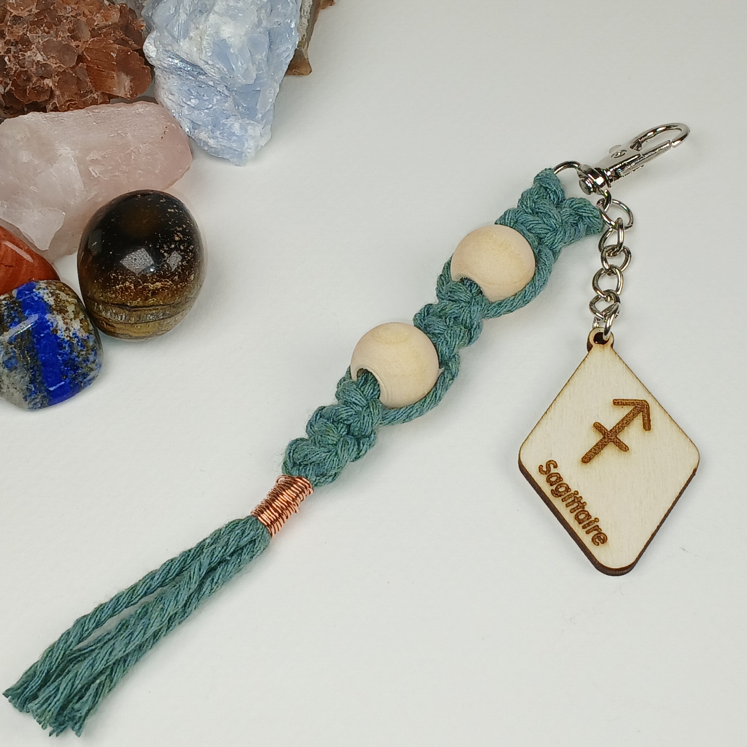 Porte-clés en macramé avec médaillon en bois.