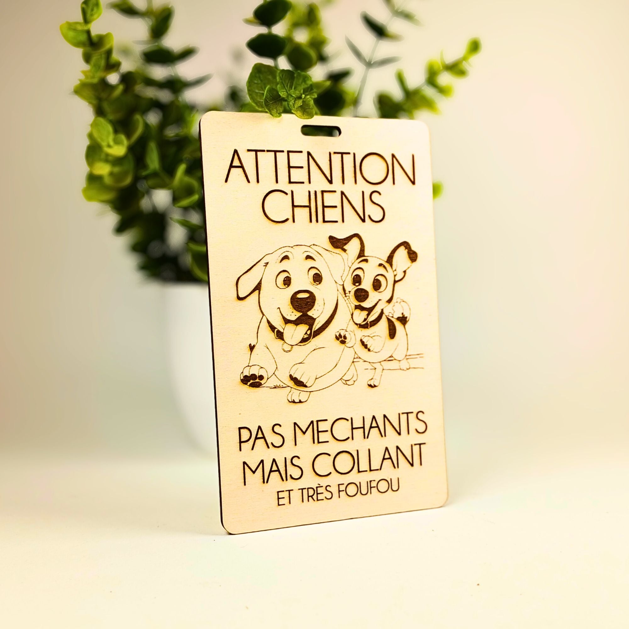 Plaque "Attention Chiens" – Décoration Murale Personnalisable en Bois Gravé