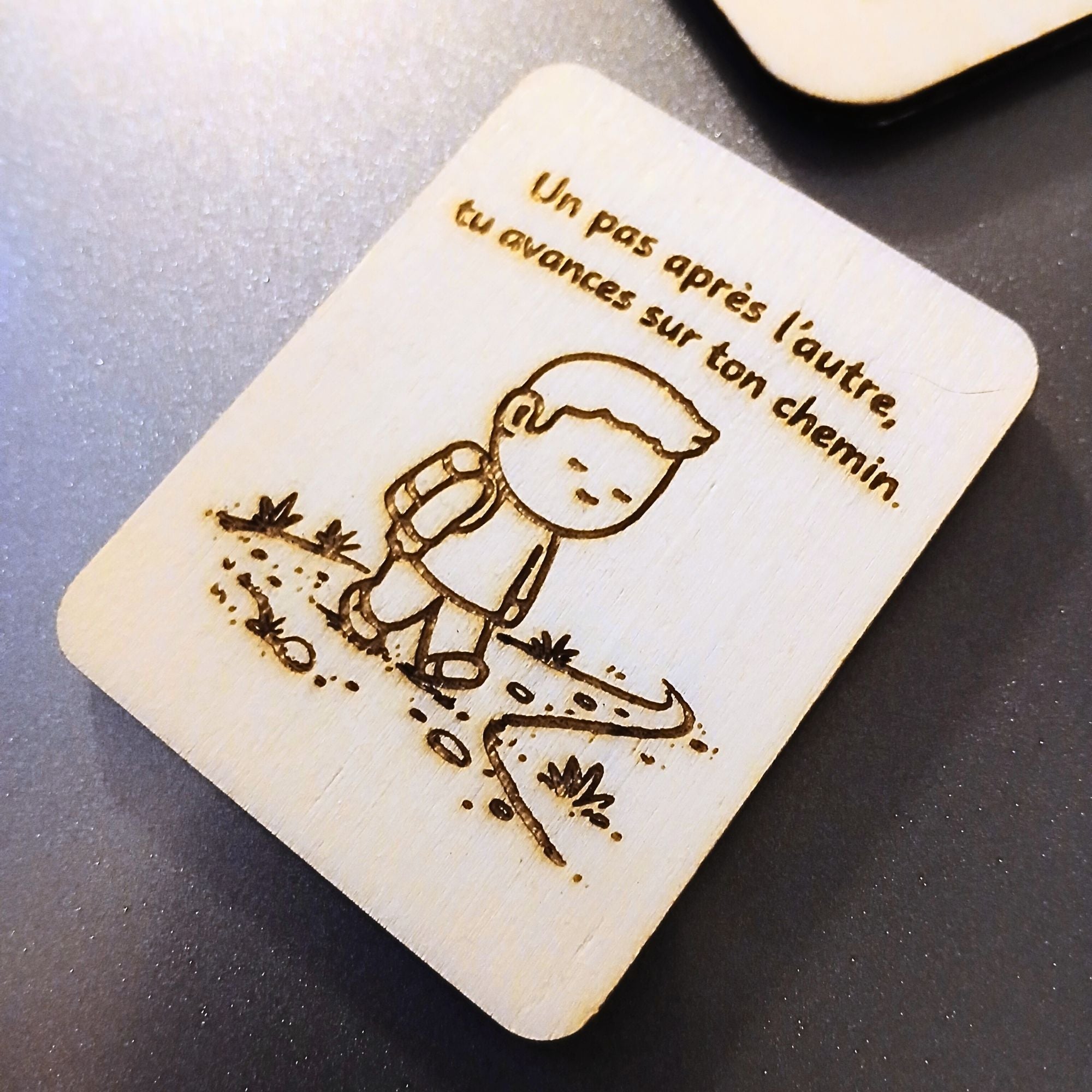 Magnets en bois gravés – Messages doux