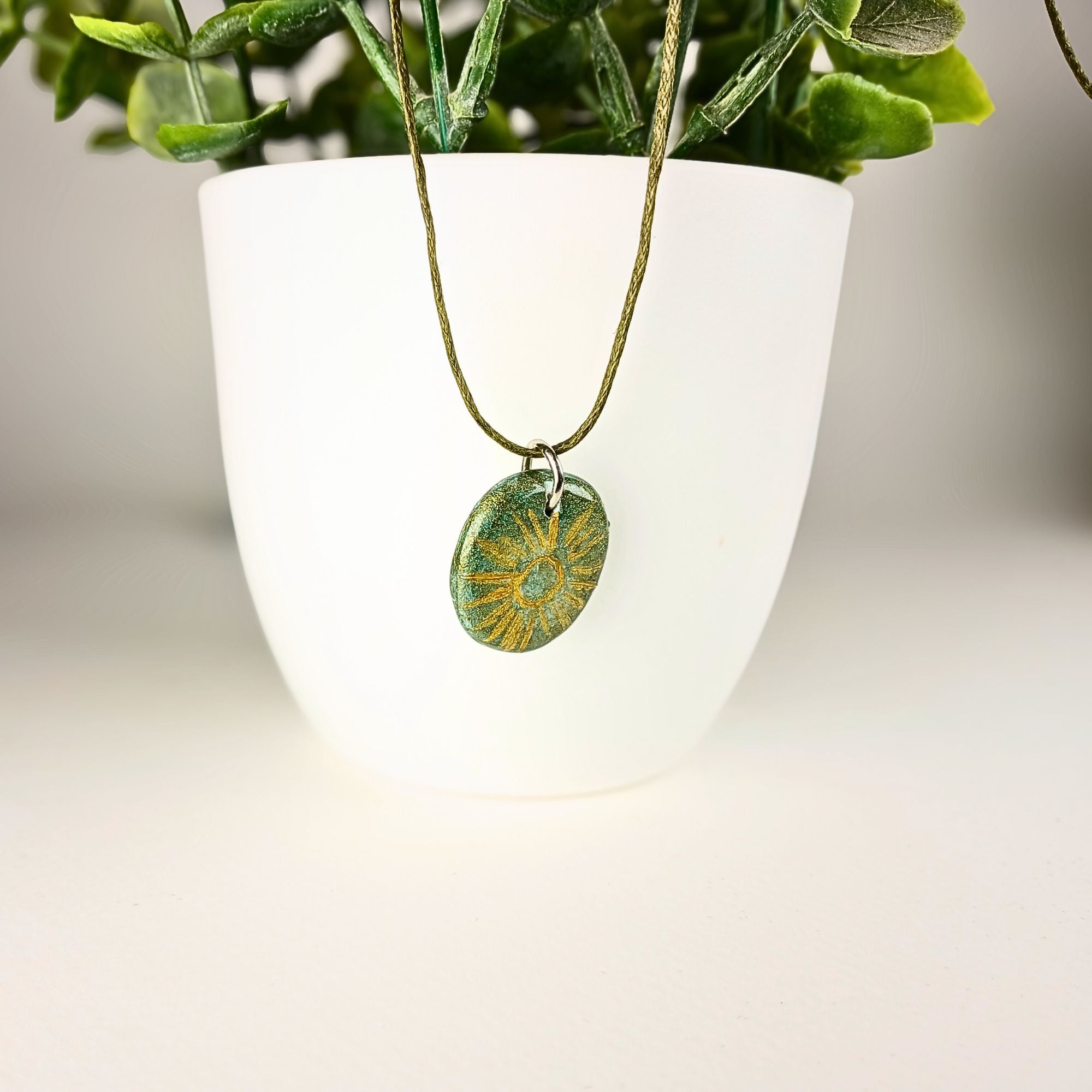 Collier artisanal en argile – Peint à la main & finition résine